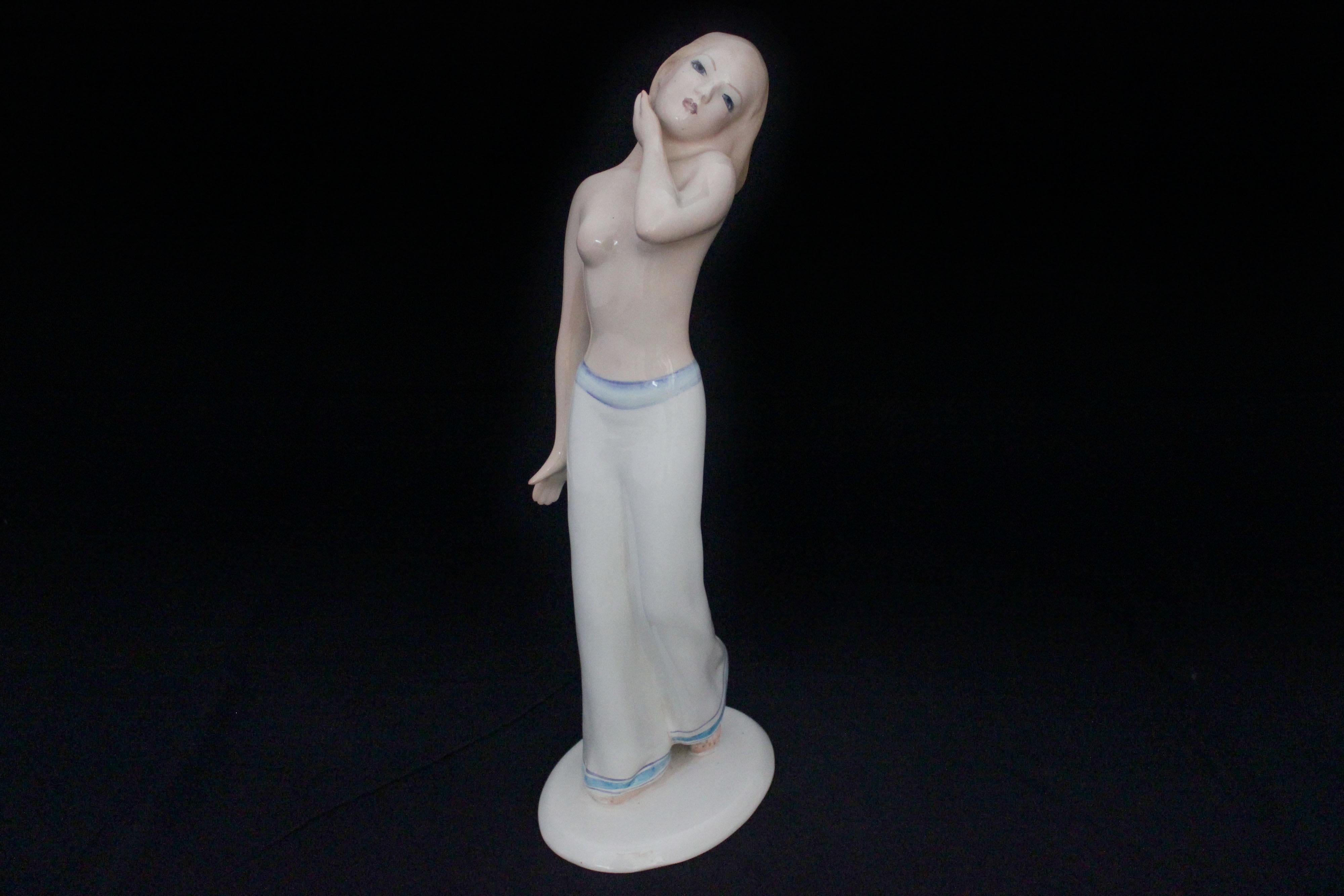 Figura di ragazza aggraziata, mezza nuda, che si porta una mano sul viso Ronzan Torino 50's. Riferimento Ceramica del XX secolo a Torino I Lenci Epigoni Maria Grazia Gargiulo pagina 165