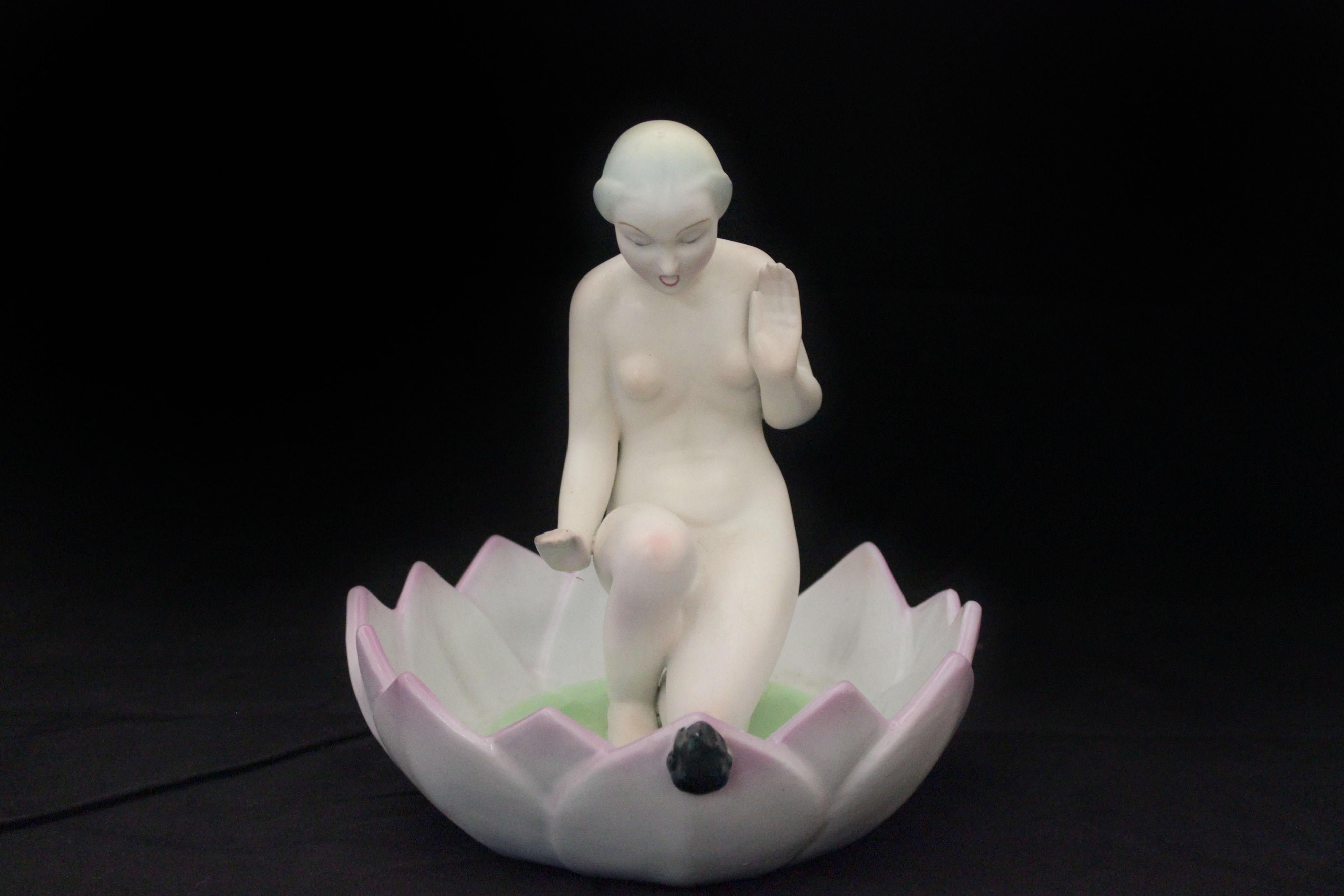 Figura al centro di un fiore di una fanciulla stupita alla vista di una piccola rana, titolo 