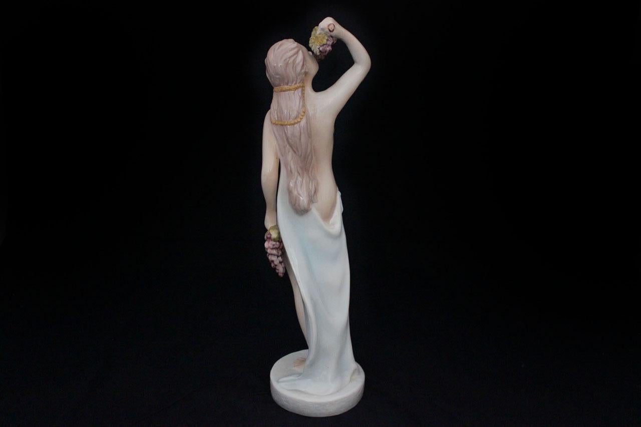 Großzügig bemessene Figur eines nackten Mädchens mit Tuch und Weintraube Giovanni Ronzan 1940. Veröffentlichung 