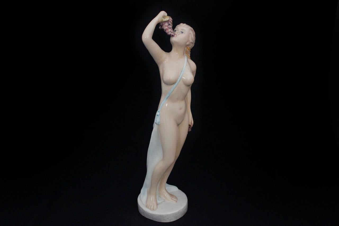 Figur eines nackten Mädchens mit Tuch und Trauben von Ronzan, 1940er Jahre (Italienisch) im Angebot
