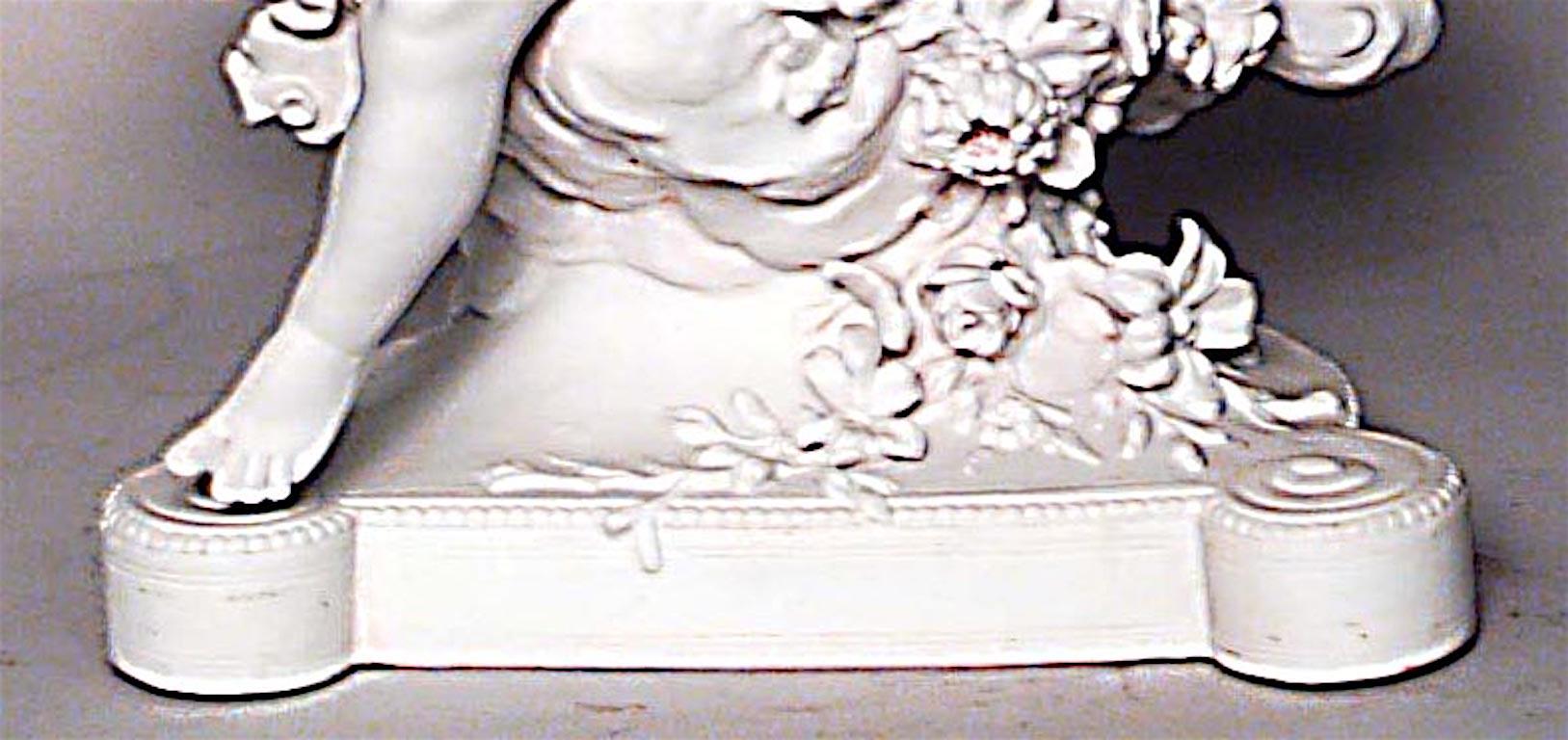 Cupidon Louis XV en sévre non émaillé Bon état - En vente à New York, NY