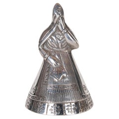 Figura di donna in costume tipico del suo paese realizzata in metallo