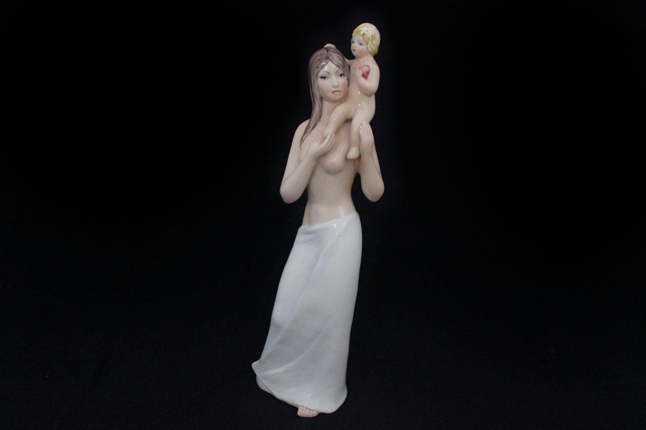 Keramische Figur einer Frau mit Schleier und neugeborenem Baby von Ronzan.
