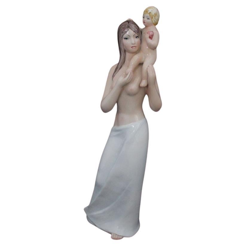 Figura de mujer con velo y bebé de Ronzan, años 40 en venta