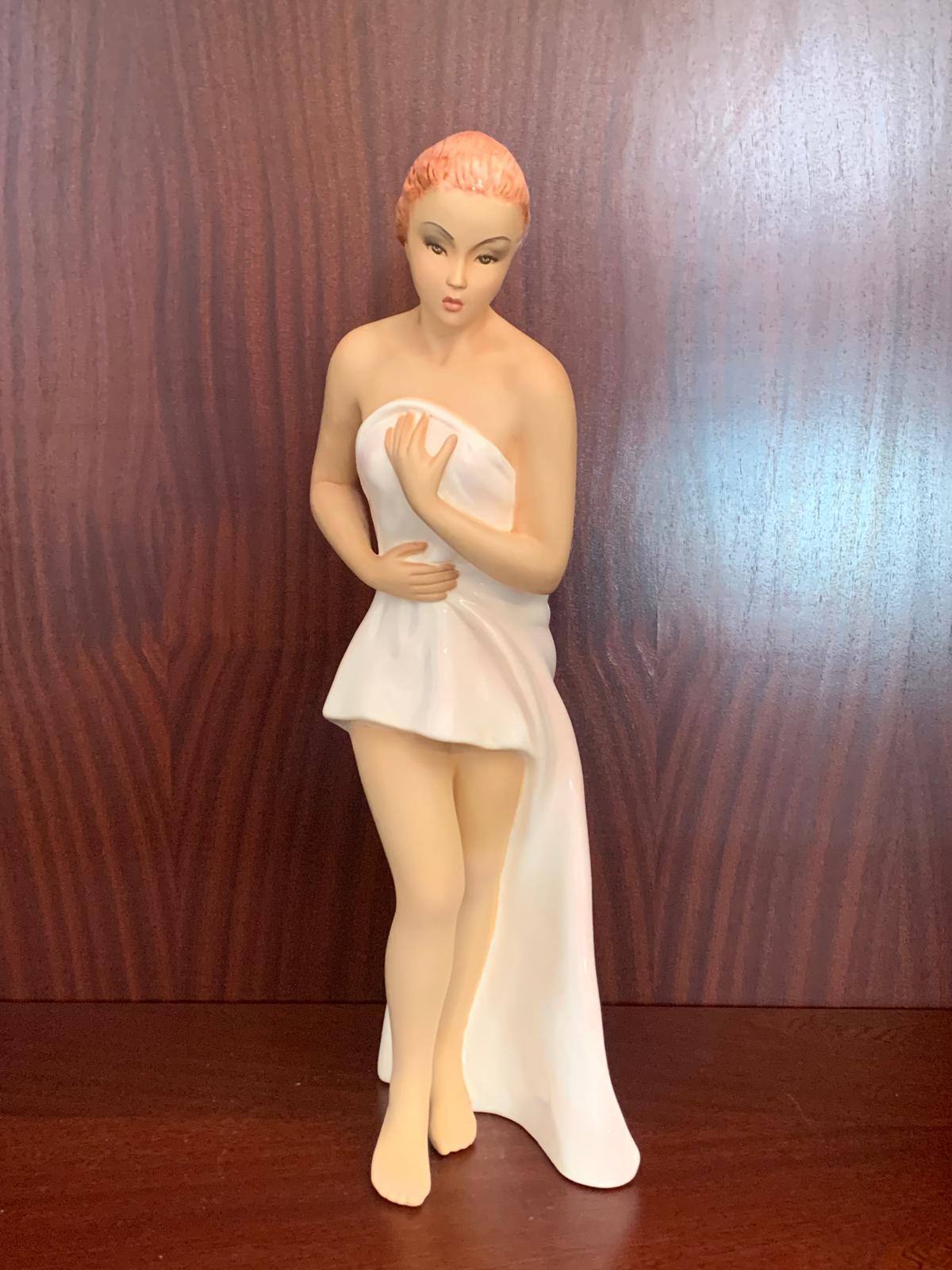 Figura di ragazza con telo da spiaggia di Le Bertetti Torino, anni '40

