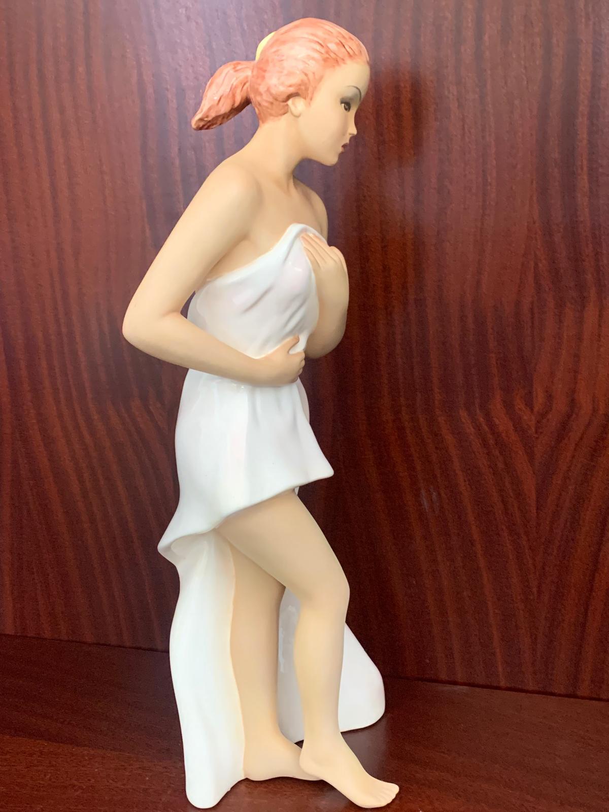 Ceramica Figura di ragazza con telo da spiaggia di Le Bertetti Torino, anni '40 in vendita