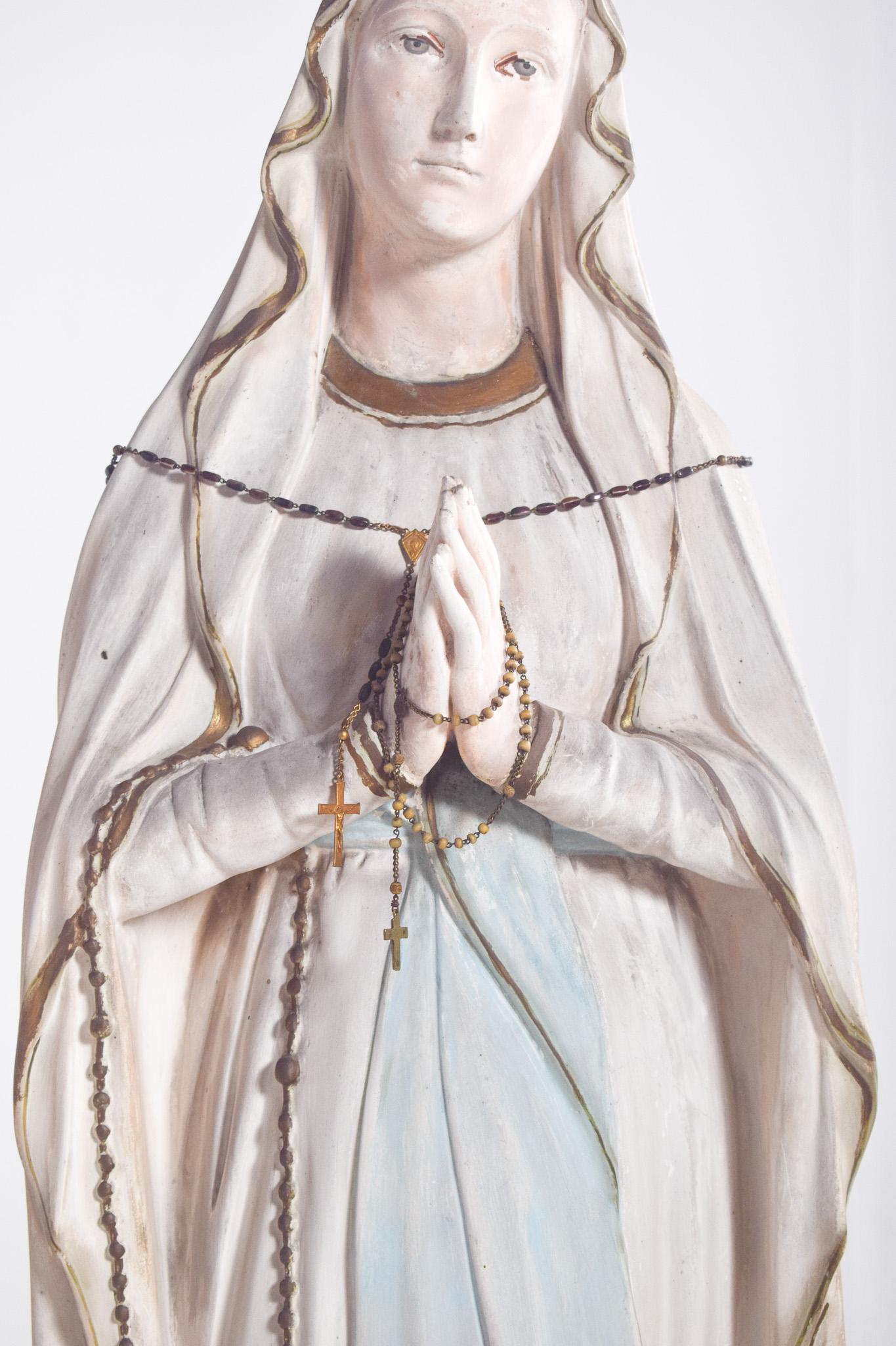 Francese Figura di Nostra Signora di Lourdes in ceramica in vendita