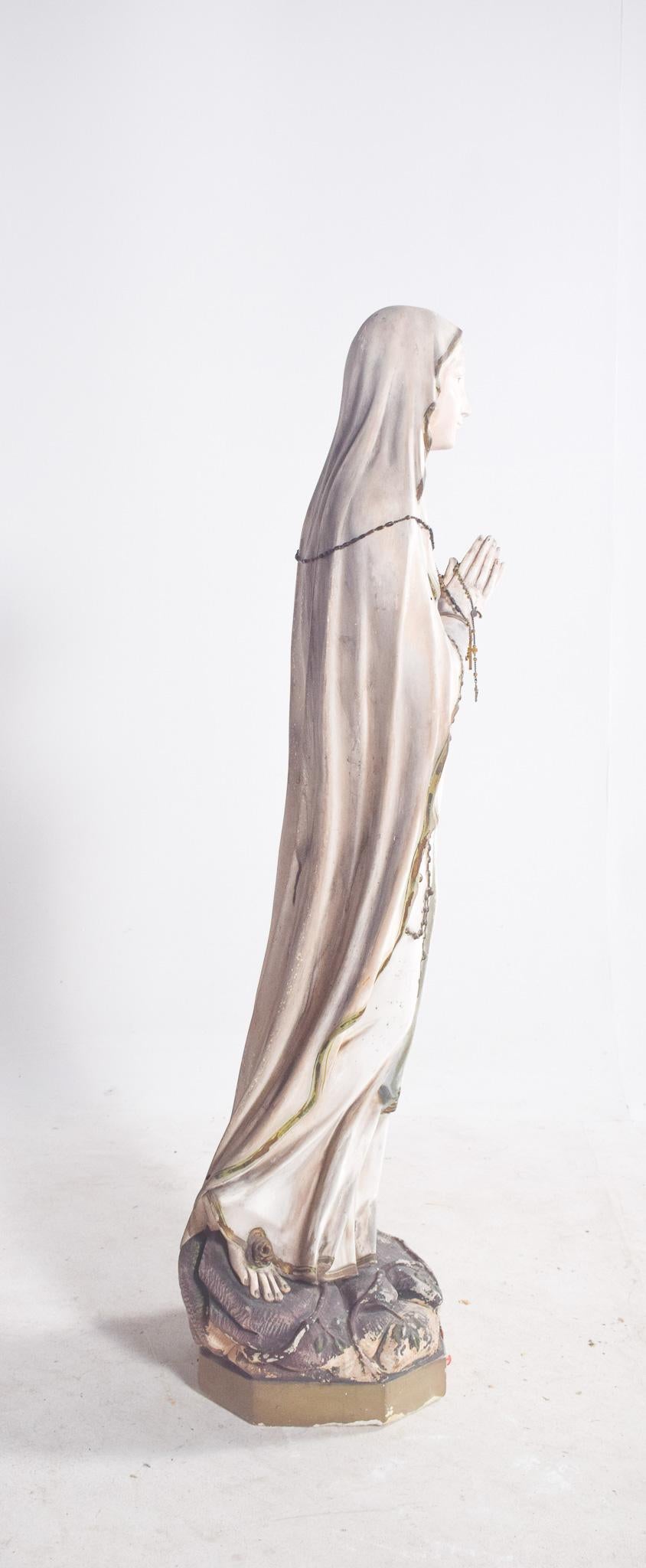 Dipinto a mano Figura di Nostra Signora di Lourdes in ceramica in vendita
