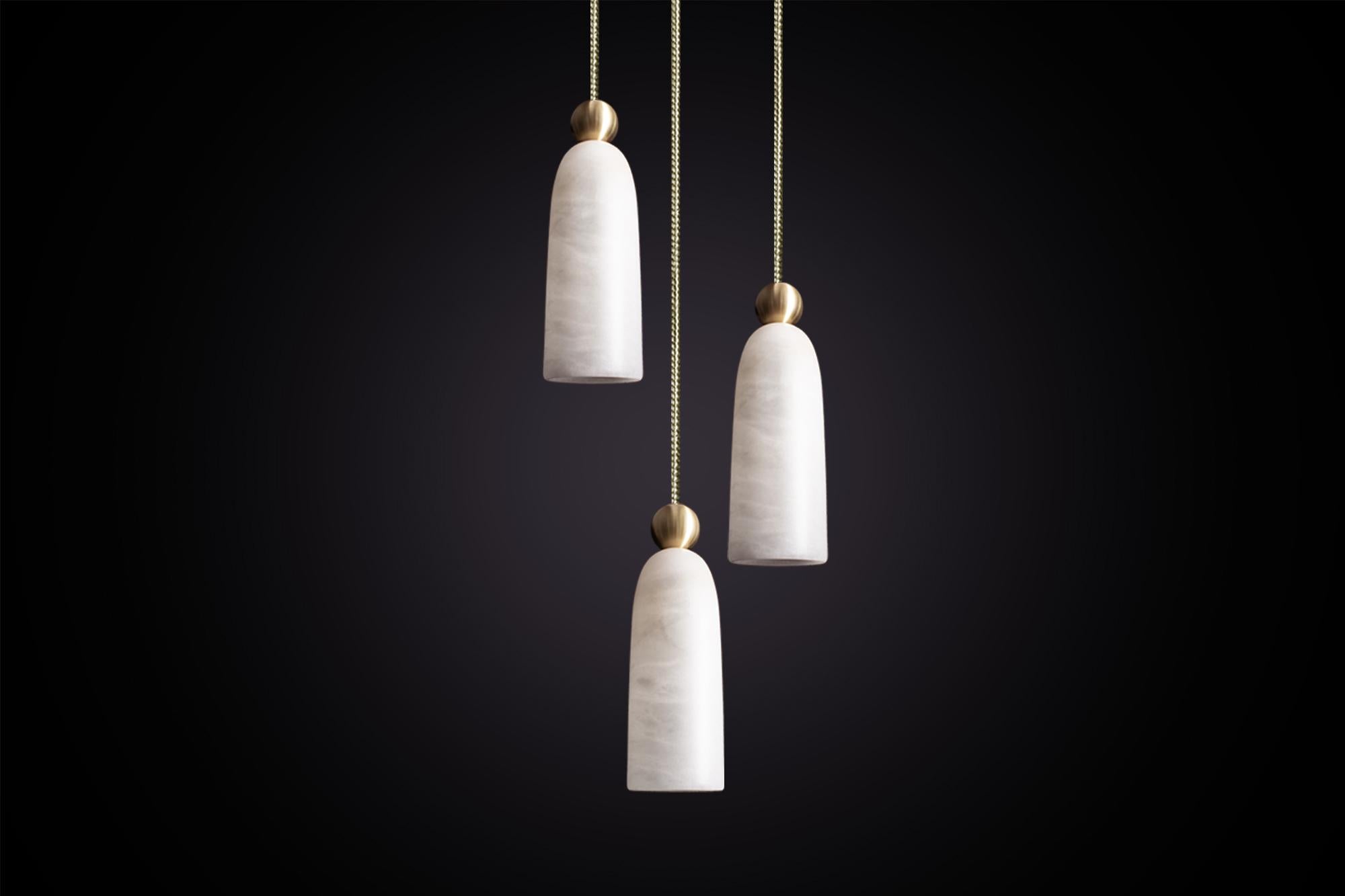 Ispirata al concetto di lusso tranquillo, Figure è realizzata a mano in alabastro e ottone massiccio. Il design è contemporaneo e senza tempo e combina materiali naturali con un'estetica minimalista.