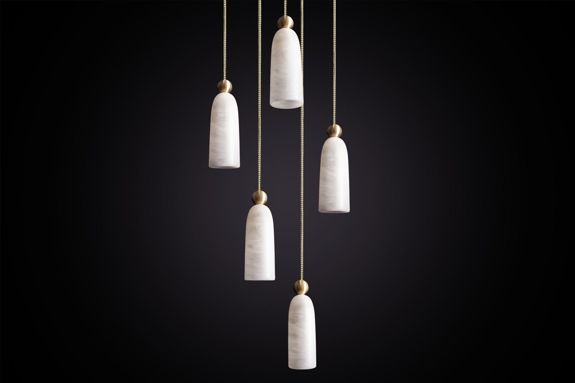 Ispirata al concetto di lusso tranquillo, Figure è realizzata a mano in alabastro e ottone massiccio. Il design è contemporaneo e senza tempo e combina materiali naturali con un'estetica minimalista.