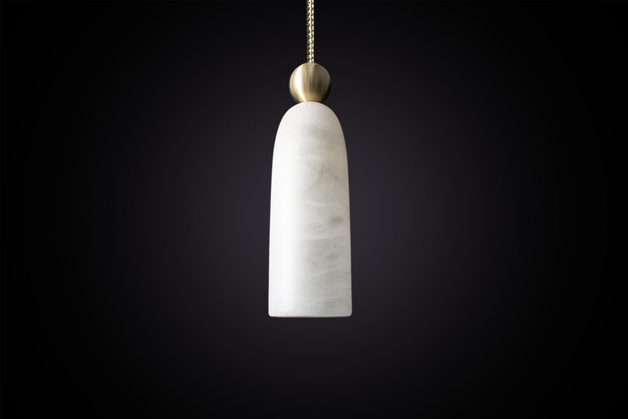 Ispirata al concetto di lusso tranquillo, Figure è realizzata a mano in alabastro e ottone massiccio. Il design è contemporaneo e senza tempo e combina materiali naturali con un'estetica minimalista.