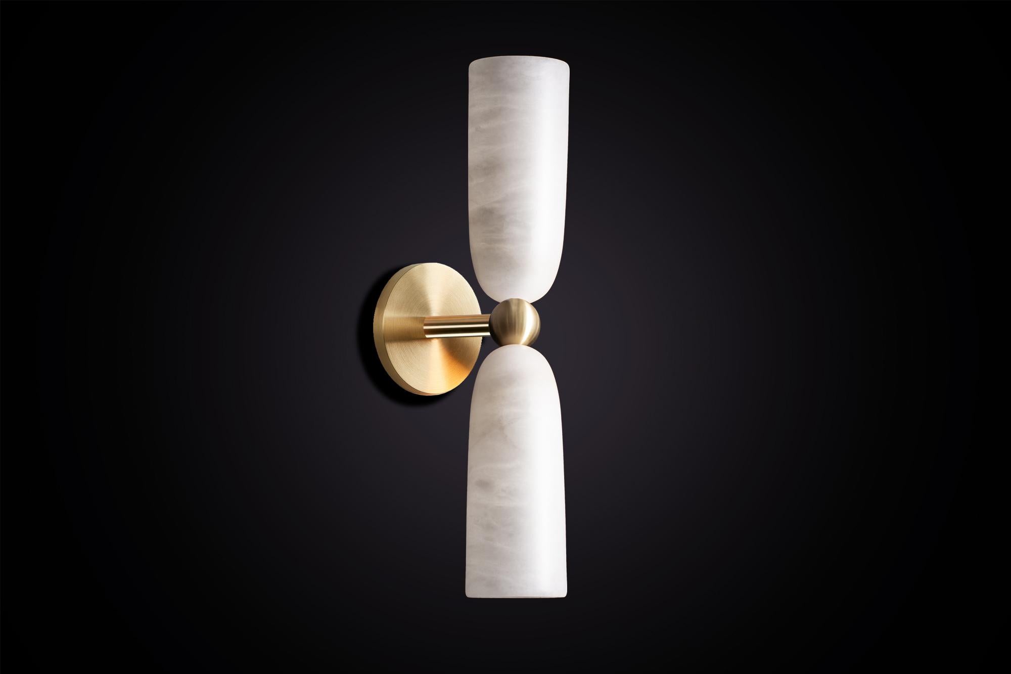 Inspiré par la notion de luxe tranquille, Figure est fabriqué à la main à partir d'albâtre et de laiton massif moulé. Le design est contemporain et intemporel, associant des matériaux naturels à une esthétique minimaliste.