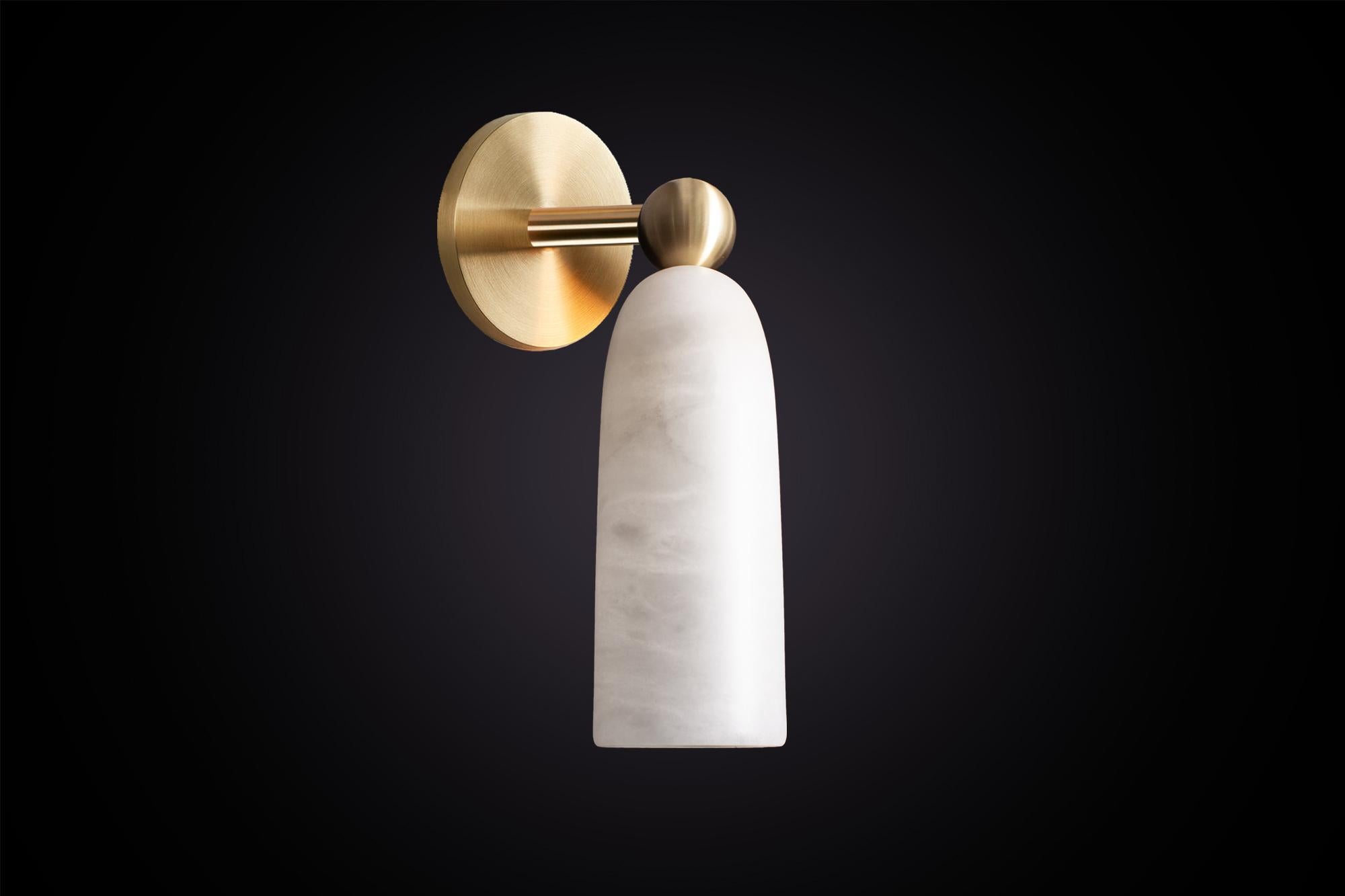 Inspiriert von der Idee des stillen Luxus, wird Figure aus Alabaster und massivem Messingguss handgefertigt. Das Design ist zeitgemäß und zeitlos und kombiniert natürliche Materialien mit einer minimalistischen Ästhetik.