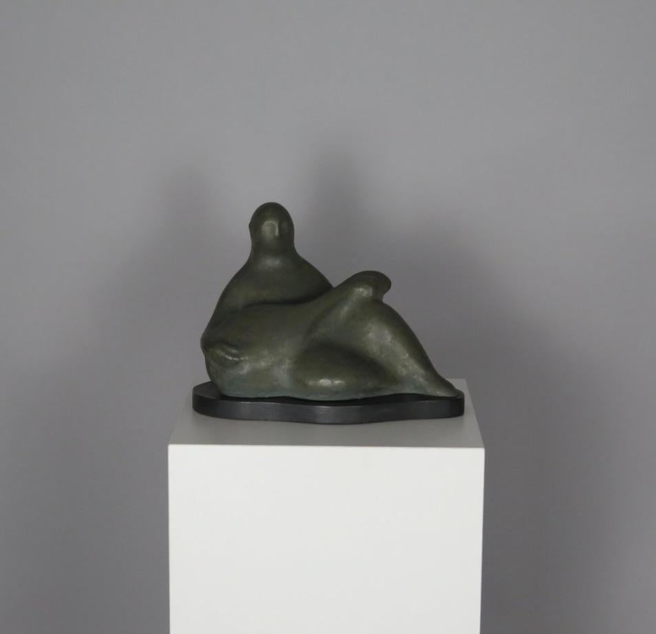 « Figure avec instrument » de Joseph J. Greenberg Jr. Américain, vers 1950.

Sculpture en plâtre à patine vert bronzé sur un socle en bois noirci du sculpteur Joseph J. JR (1915-1991).