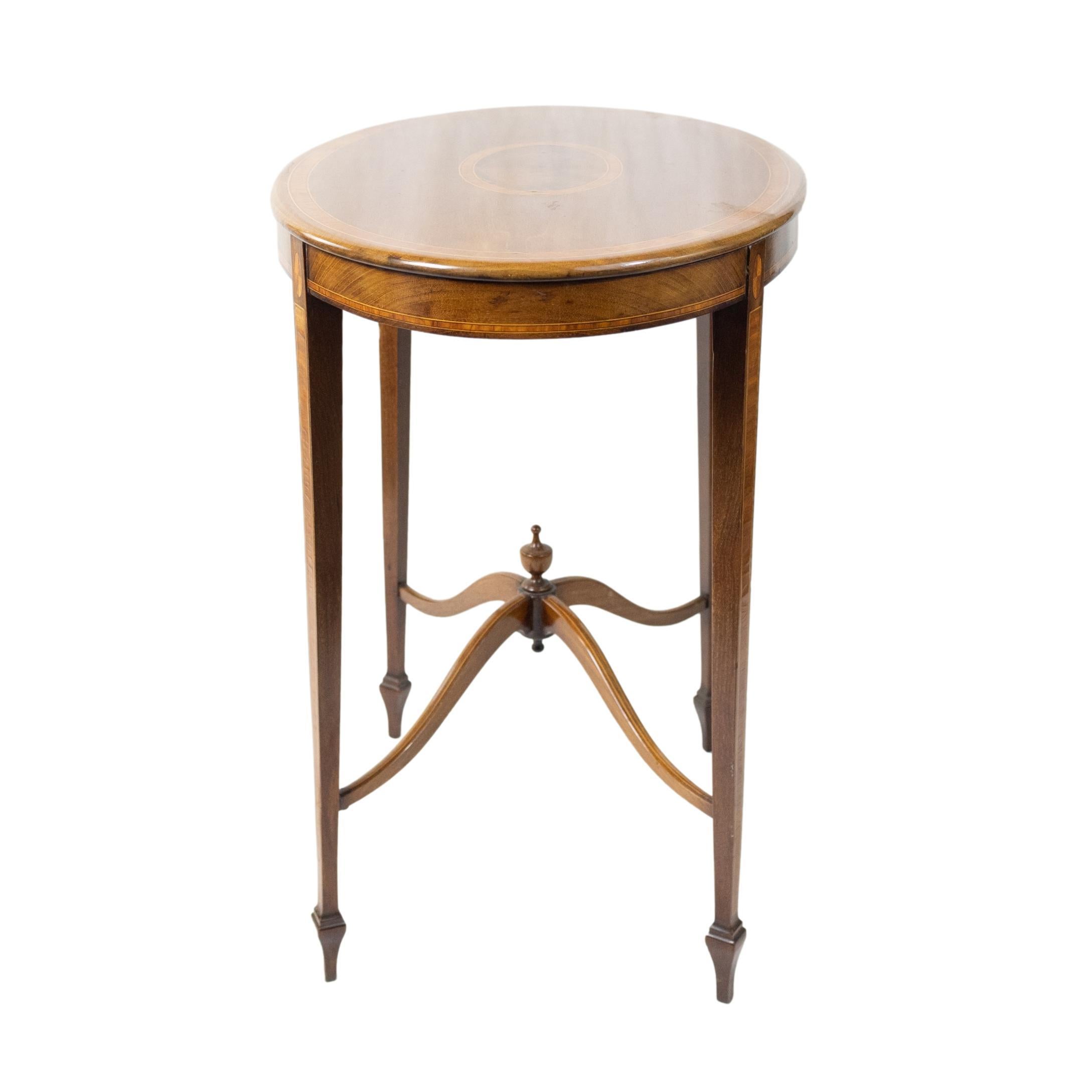 Hand-Crafted Figured Mahogany and Satinwood-Inlaid Oval Occasional Table, English, ca. 1890 For Sale