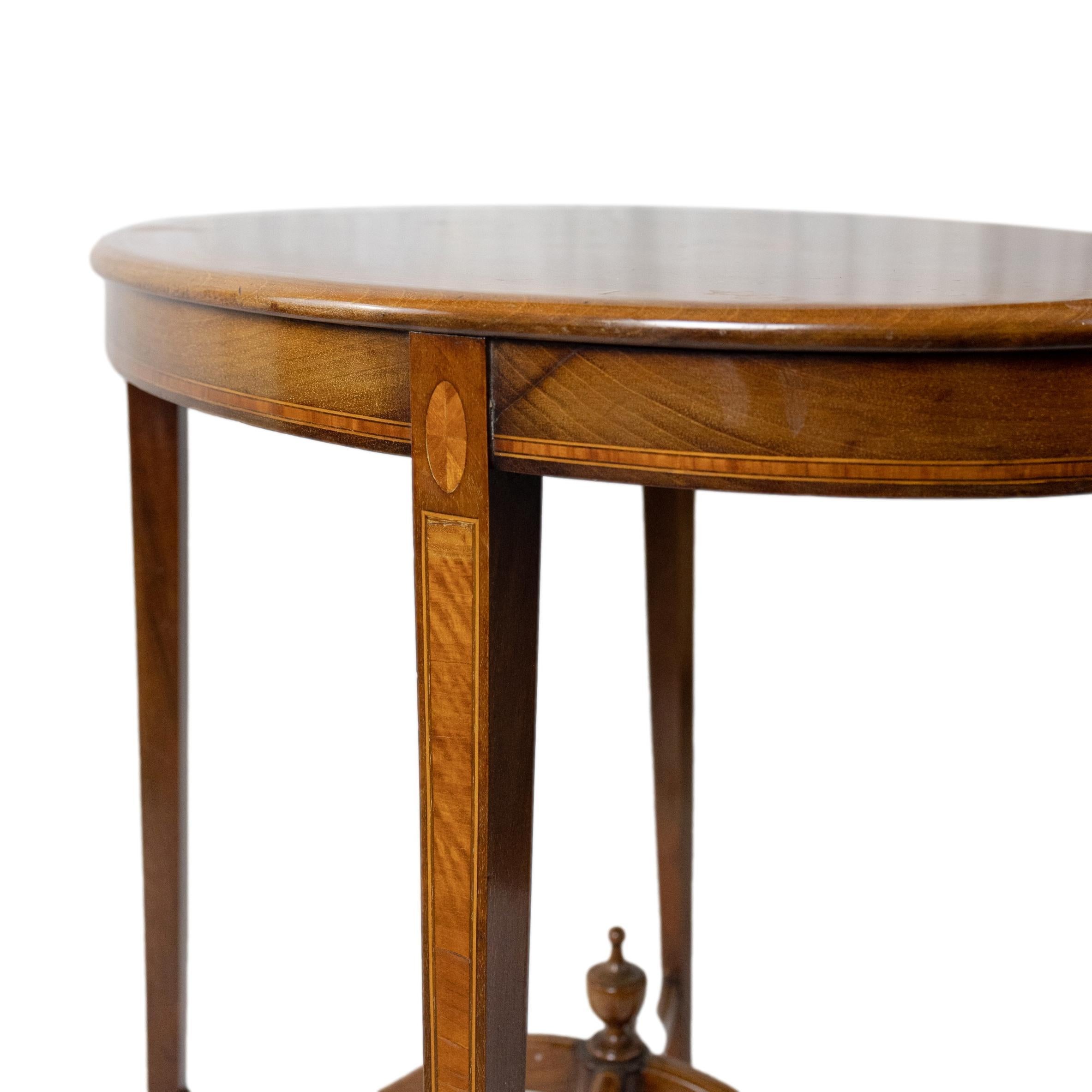 Figured Mahogany and Satinwood-Inlaid Oval Occasional Table, English, ca. 1890 For Sale 1