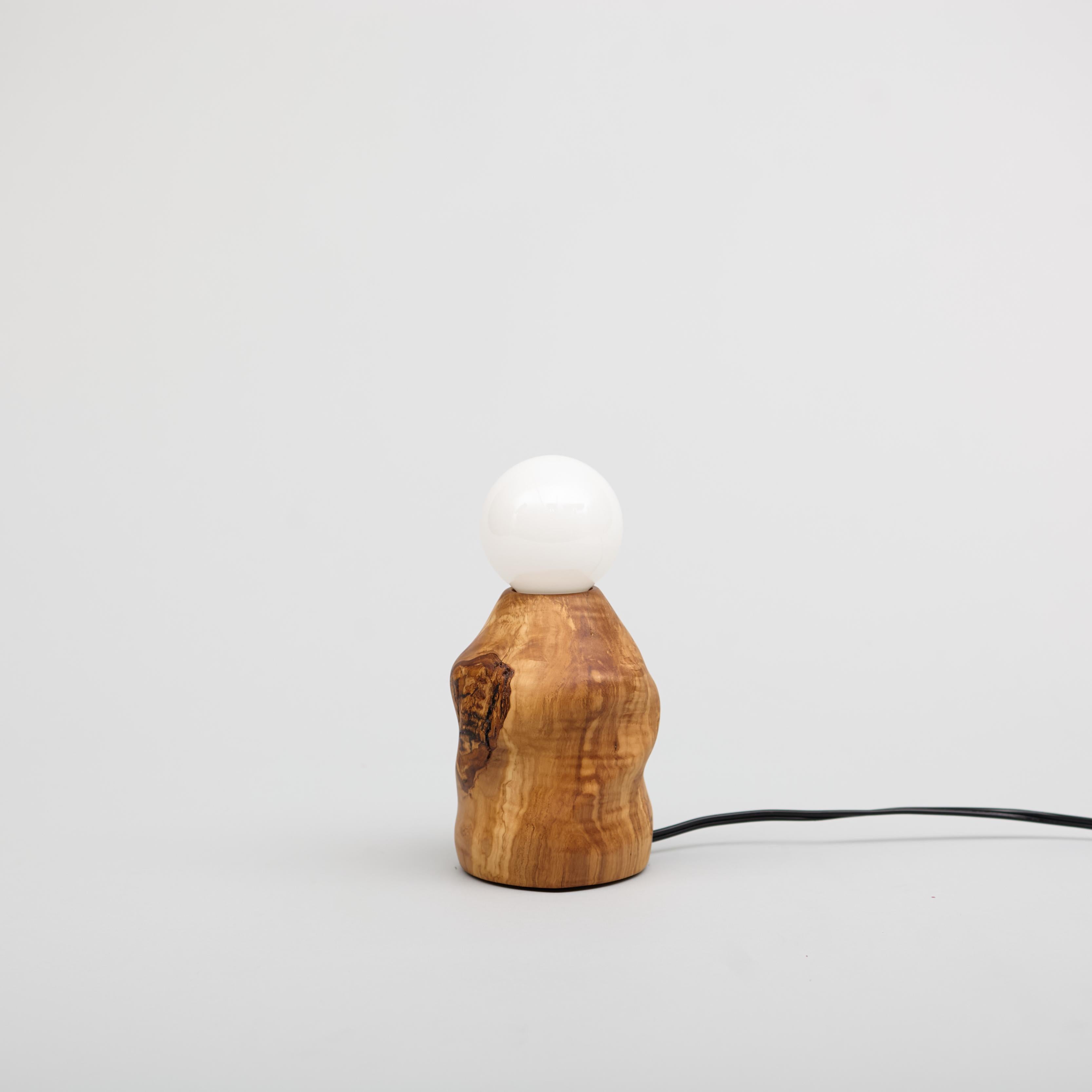 Lámpara de mesa escultórica de olivo tallado, madera recuperada torneada a mano, MCM Moderno en venta