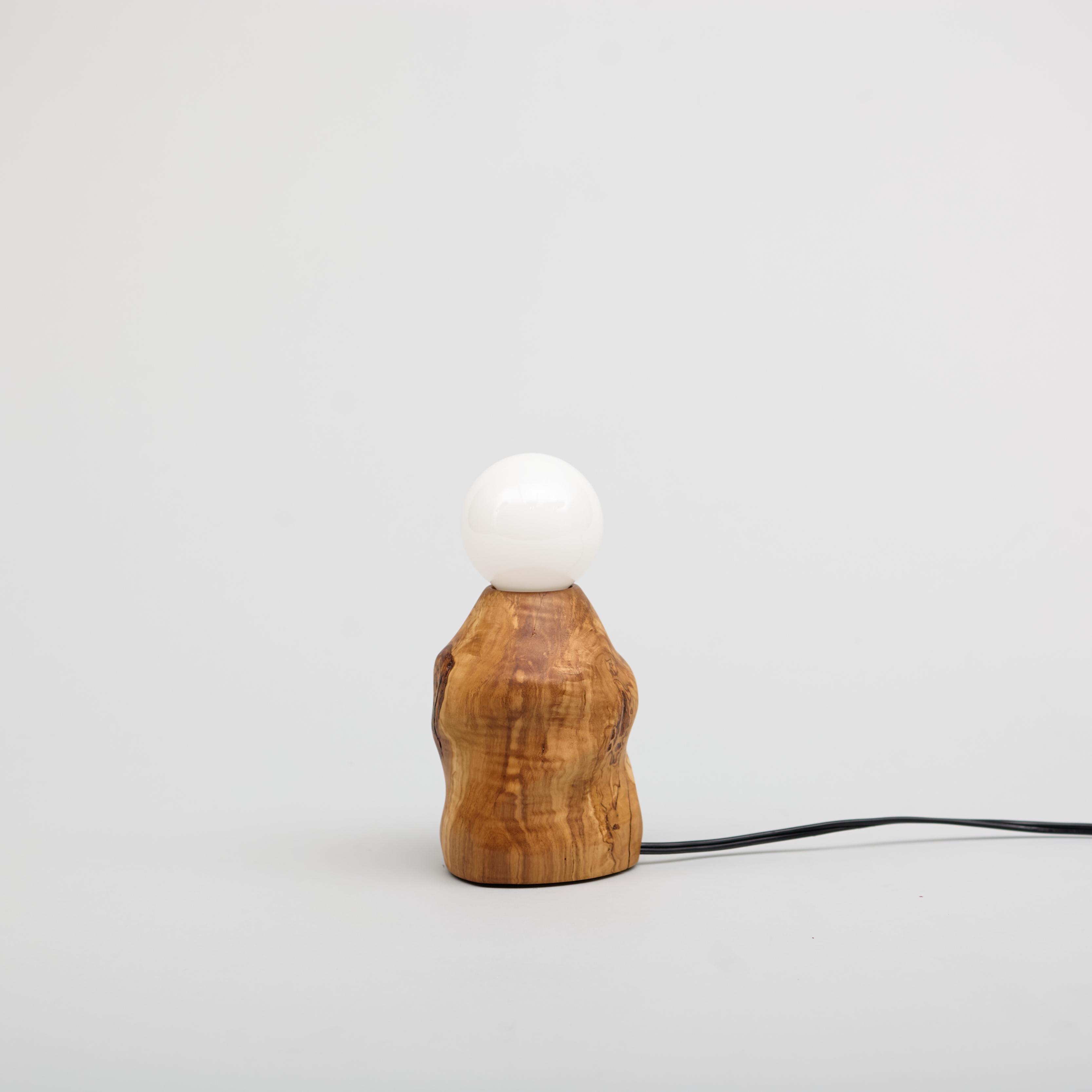 Lámpara de mesa escultórica de olivo tallado, madera recuperada torneada a mano, MCM Estadounidense en venta