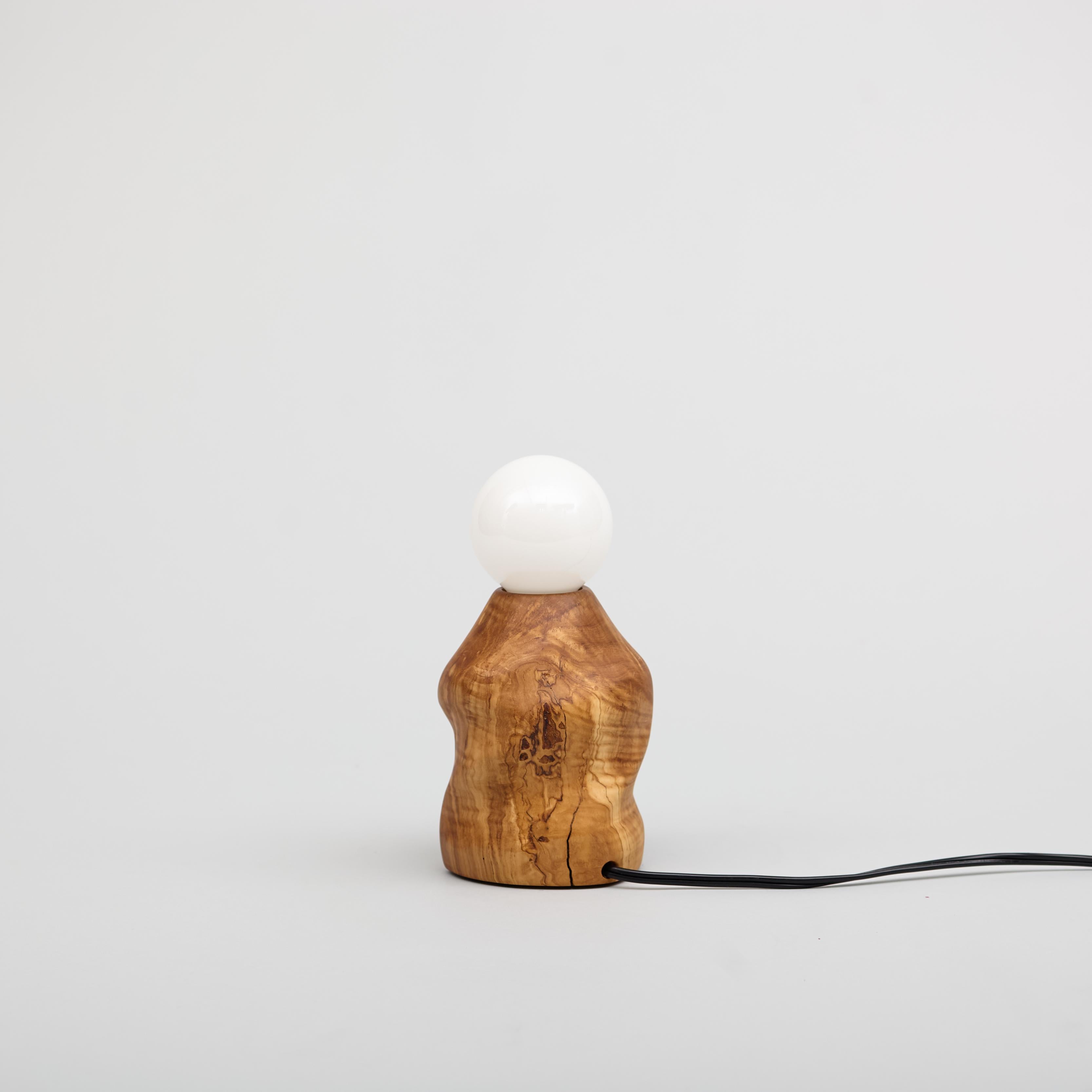Lámpara de mesa escultórica de olivo tallado, madera recuperada torneada a mano, MCM Hecho a mano en venta