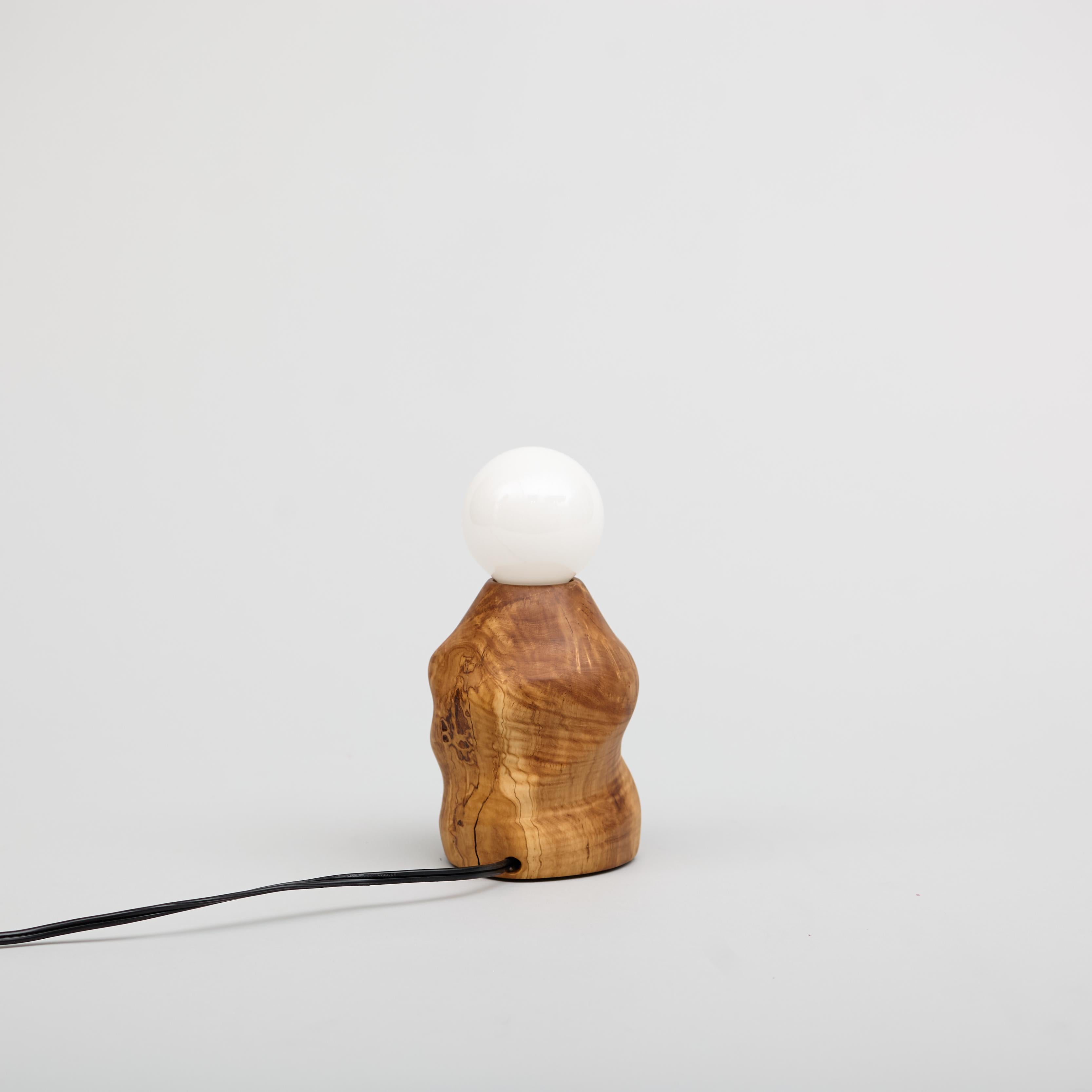 Lámpara de mesa escultórica de olivo tallado, madera recuperada torneada a mano, MCM en Nuevo estado para la venta en Los Angeles, CA