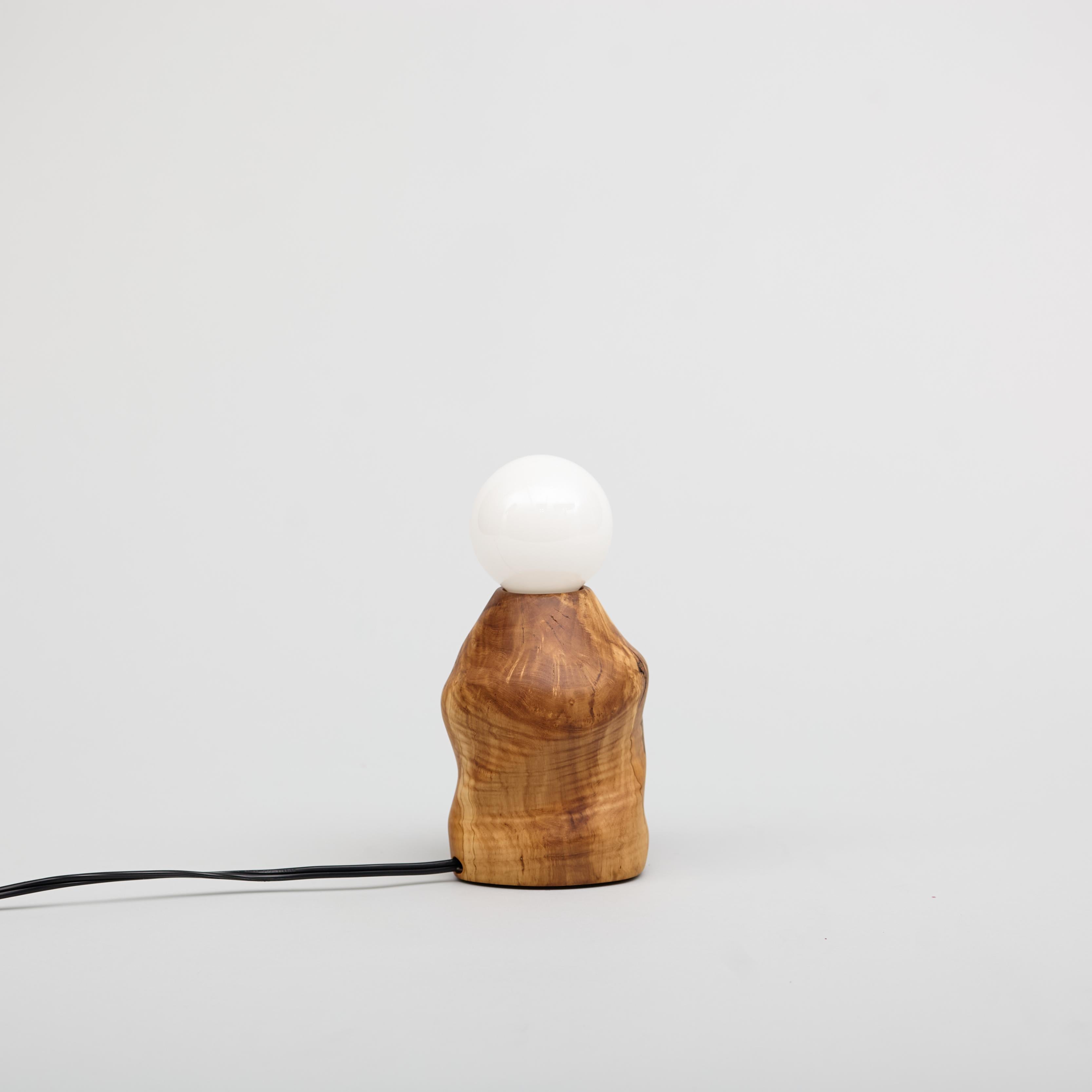 Lámpara de mesa escultórica de olivo tallado, madera recuperada torneada a mano, MCM Siglo XXI y contemporáneo en venta