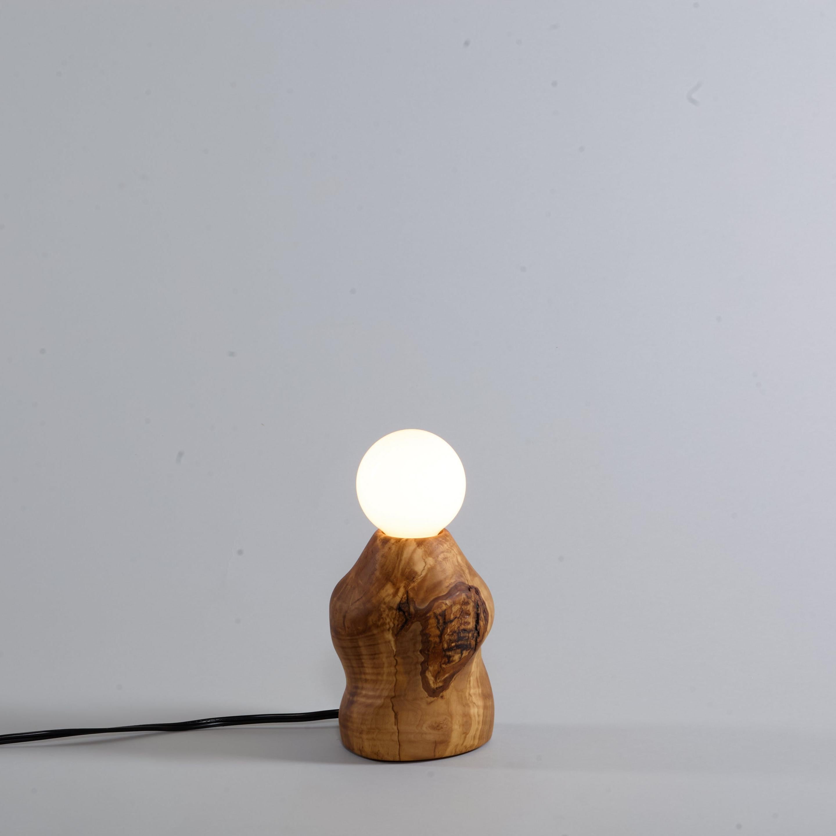 Lámpara de mesa escultórica de olivo tallado, madera recuperada torneada a mano, MCM Olivo en venta
