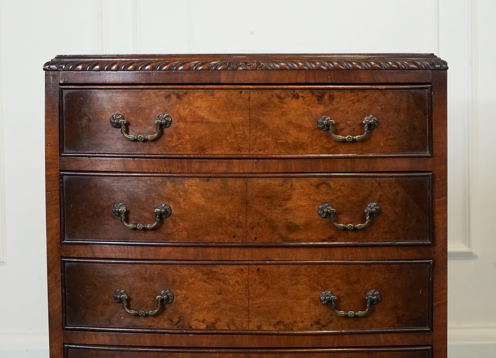 FIGURED VICTORIAN WALNUT BOW FRONTED CHEST OF DRAWERS RAisted ON QUEEN ANNE LEGS (Handgefertigt) im Angebot