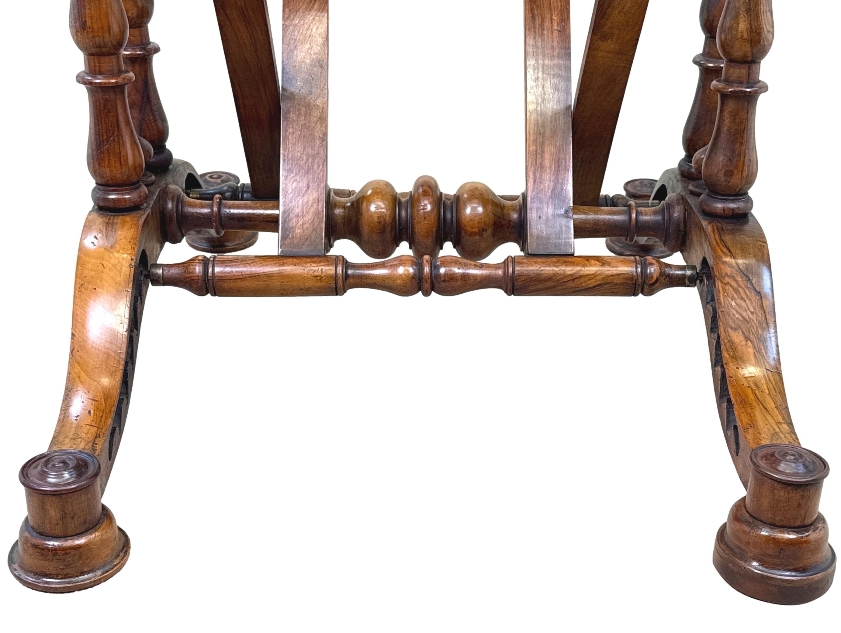 Figured Walnut 19th Century Antique Folio Stand (Viktorianisch) im Angebot