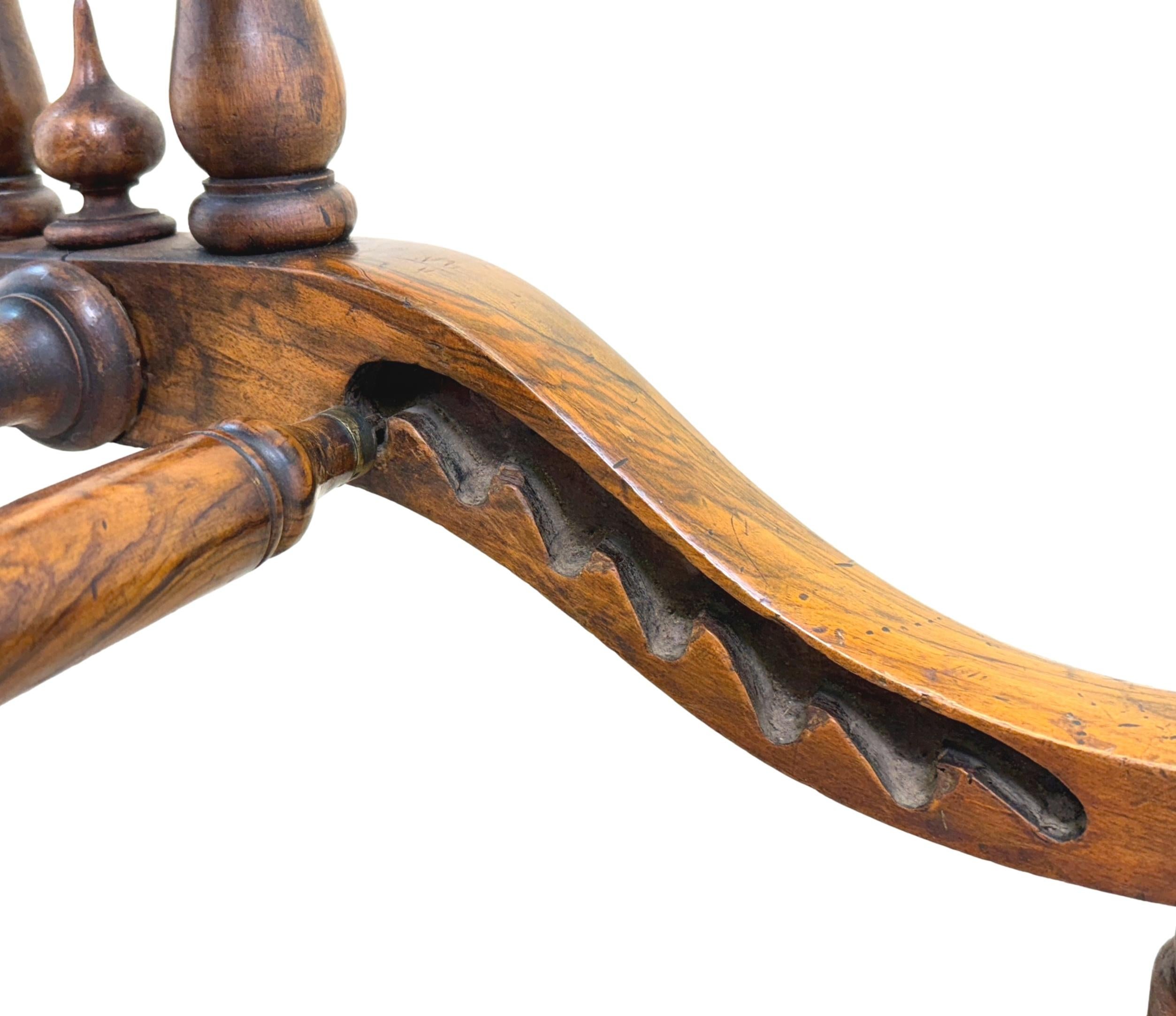 Figured Walnut 19th Century Antique Folio Stand (19. Jahrhundert) im Angebot
