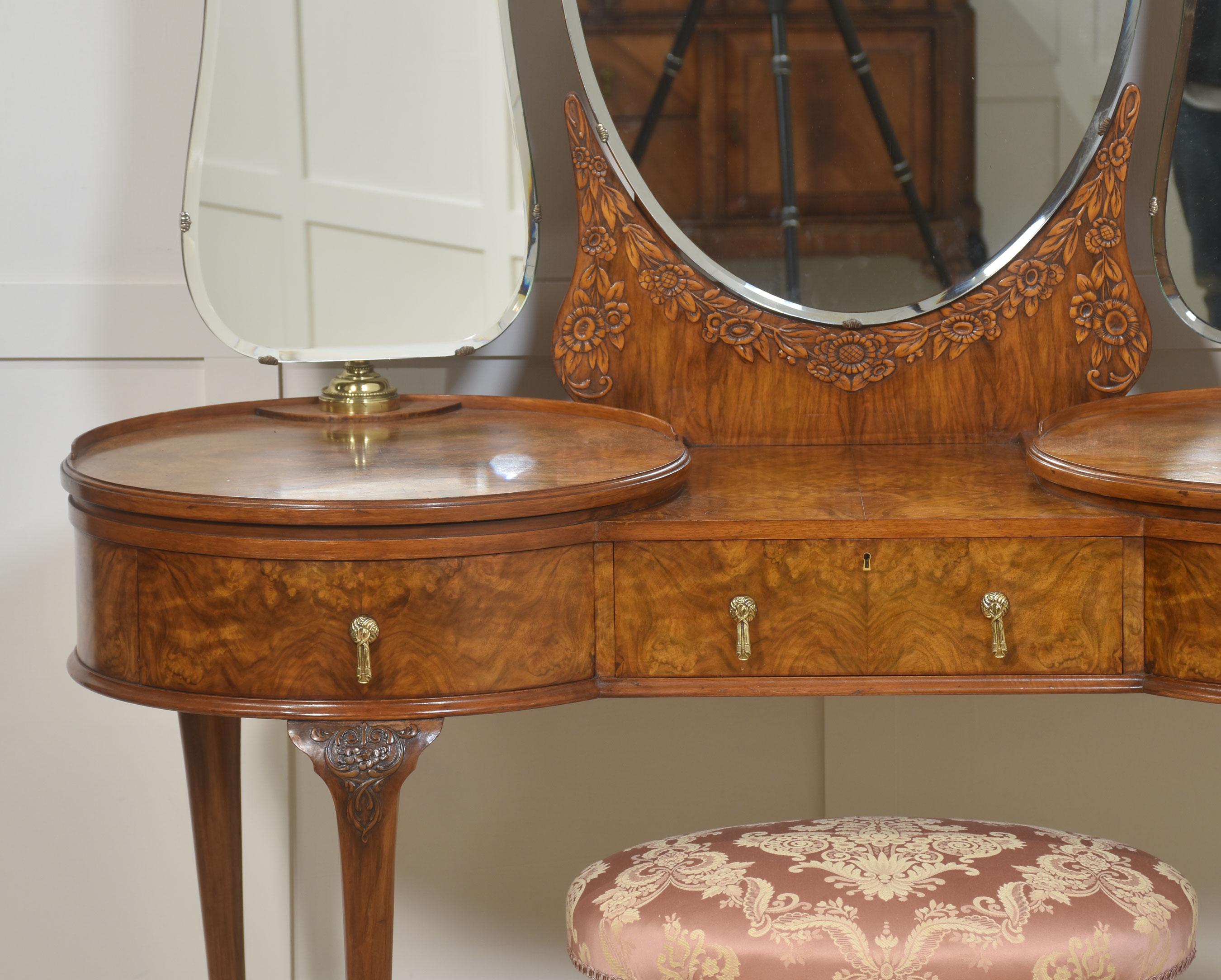 British Figured walnut dressing table