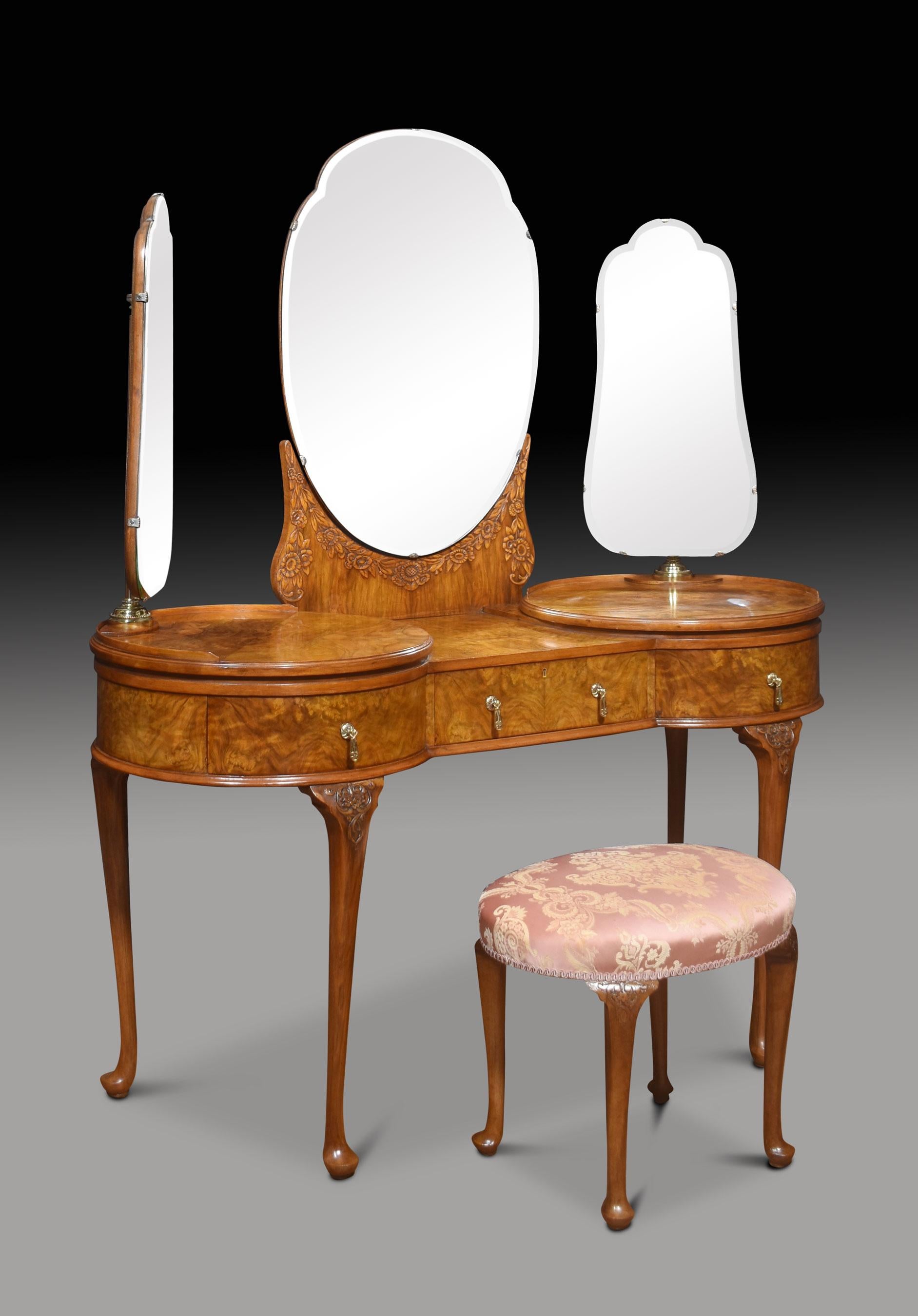 Figured walnut dressing table In Good Condition For Sale In Cheshire, GB