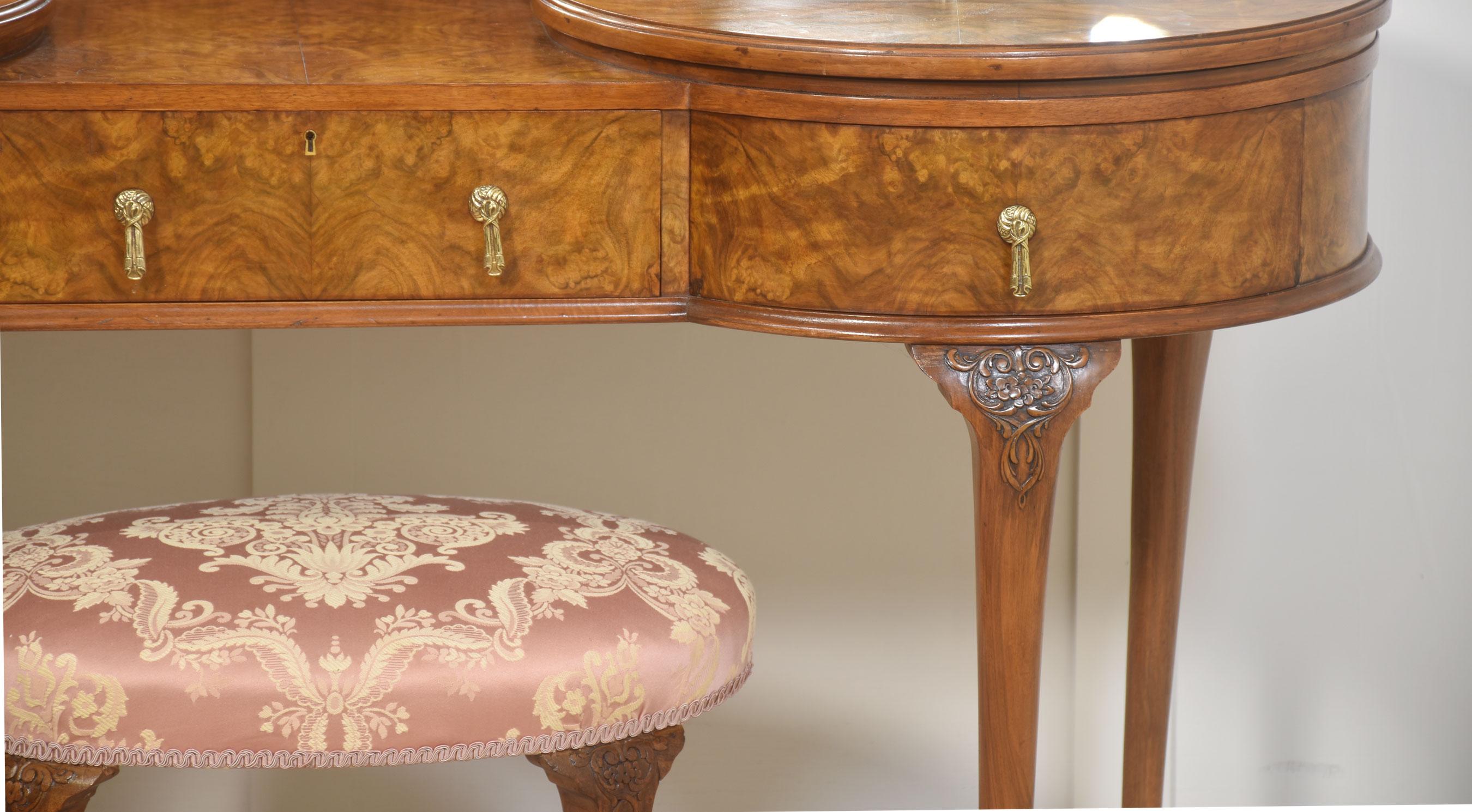 Figured walnut dressing table In Good Condition In Cheshire, GB