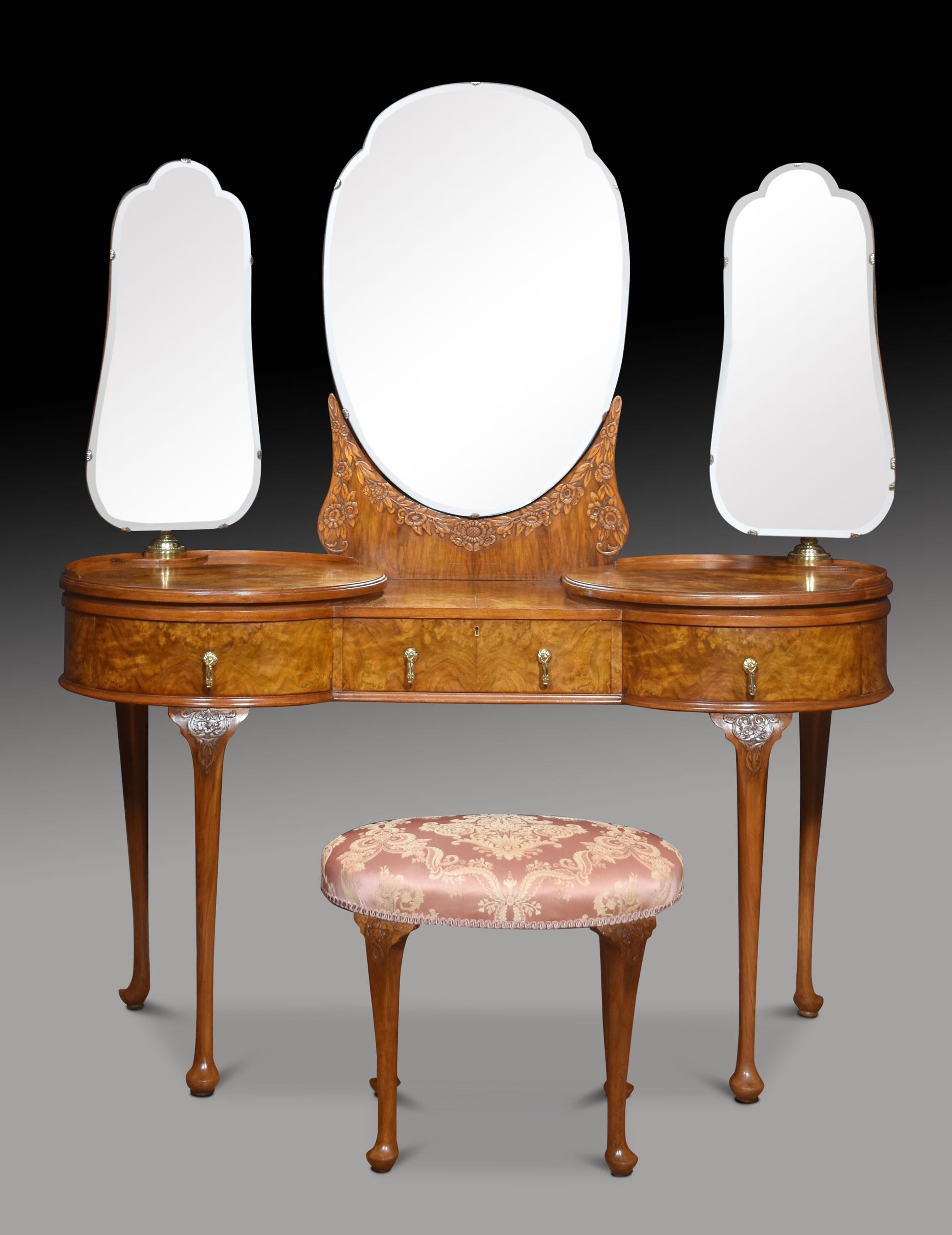 20th Century Figured walnut dressing table For Sale