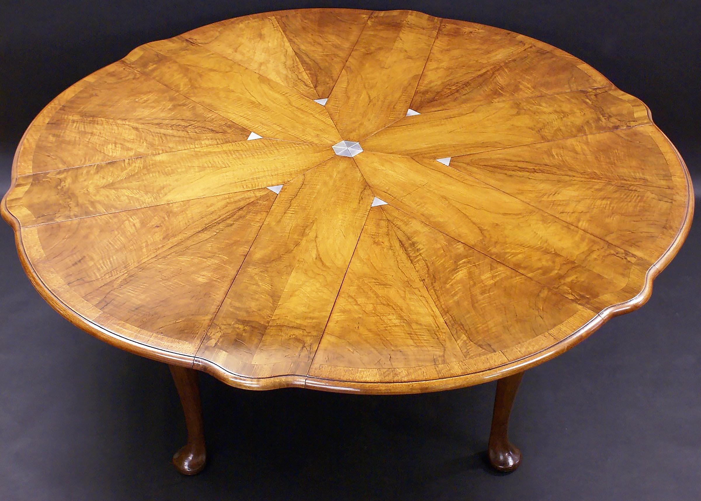 Figured Walnut Extending Circular Table by Gillows In Good Condition In London, GB