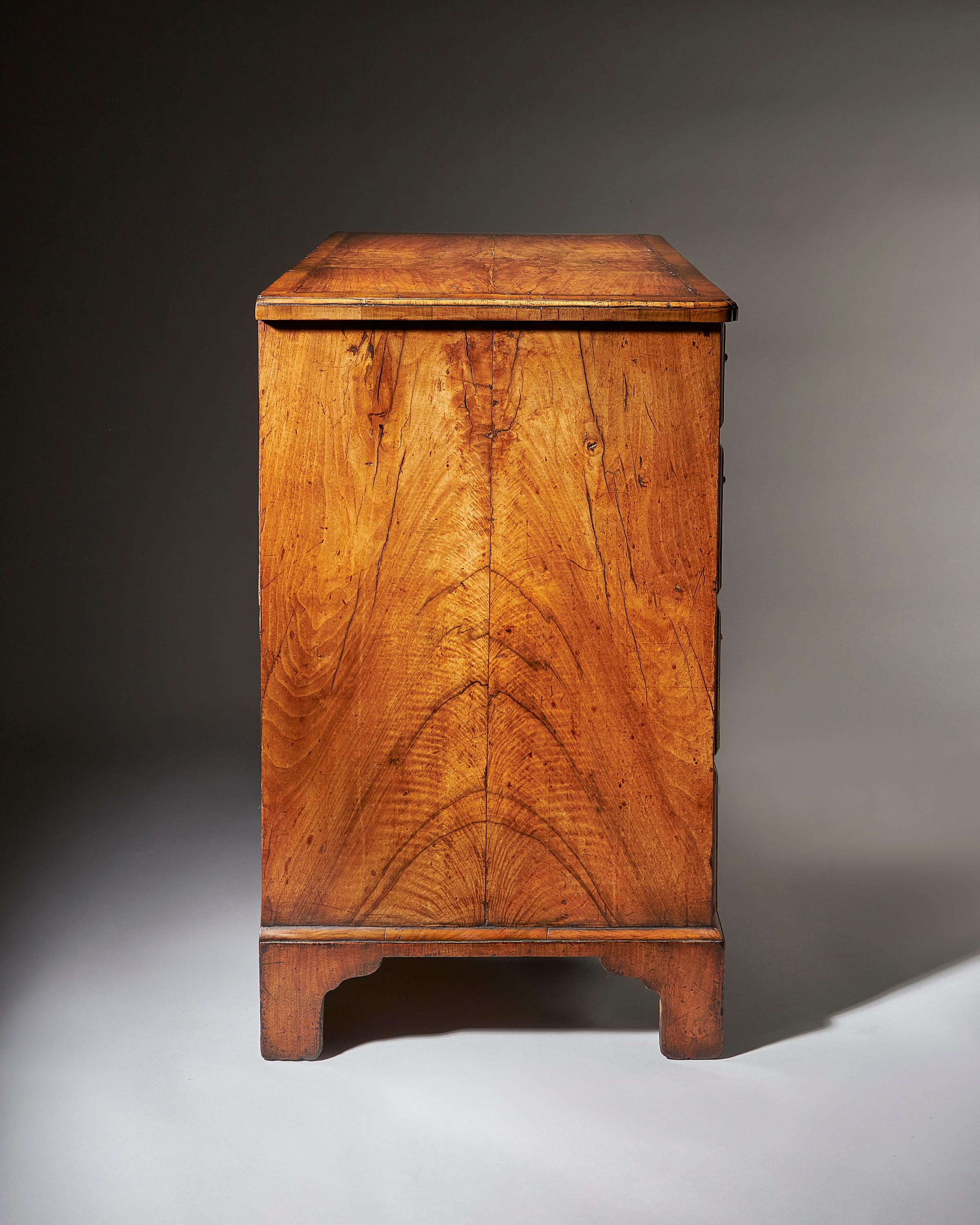 Figured Walnut George II 18th Century Kneehole Desk Attributed to Elizabeth Bell In Good Condition In Oxfordshire, United Kingdom