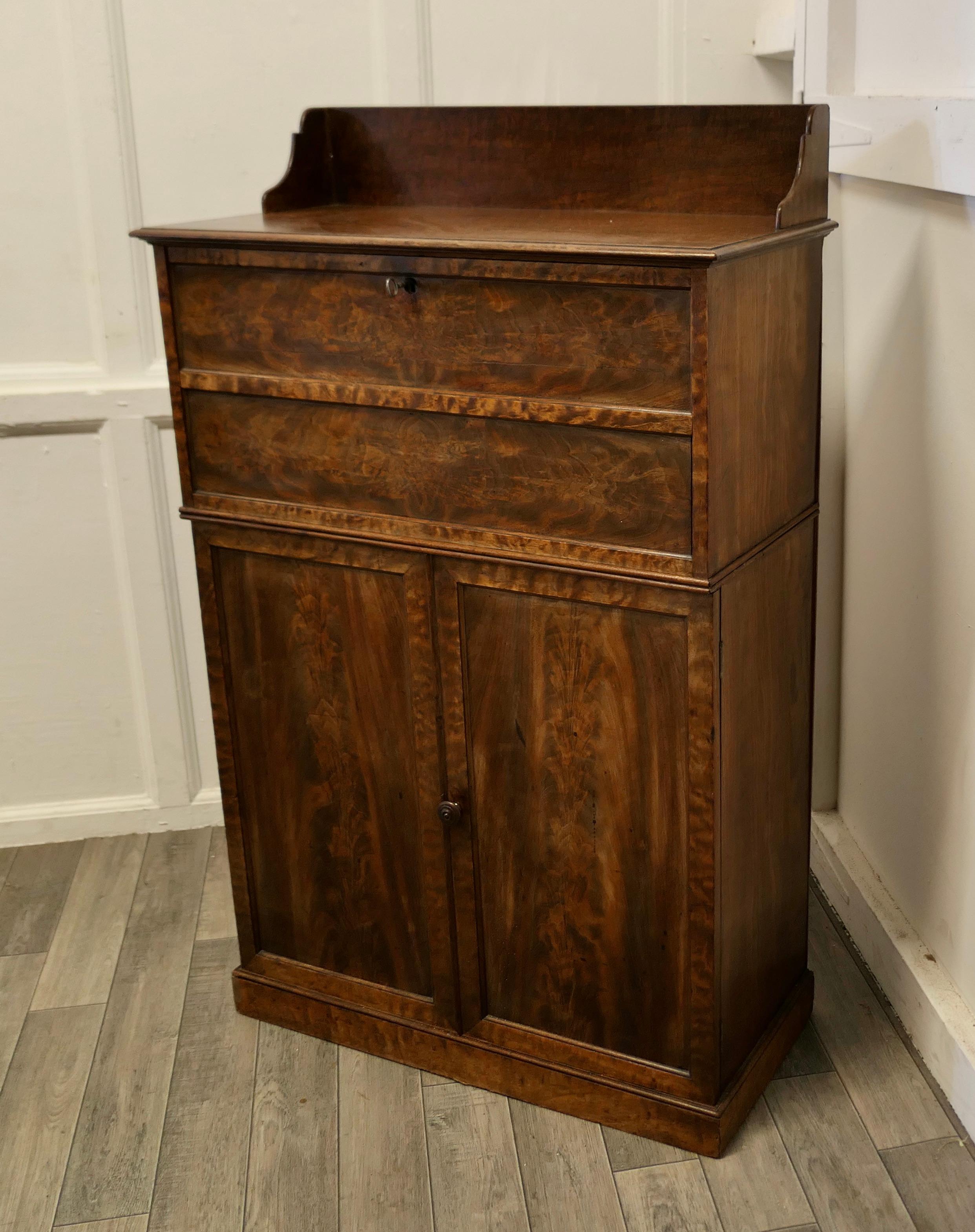 Figured Walnut hotel restaurant reception hostess greeting station, greeter.


A very neat Front of House Walnut Reception Greeter, the front of the desk has a small gallery over a panelled face. At the reception side there is a lockable leather