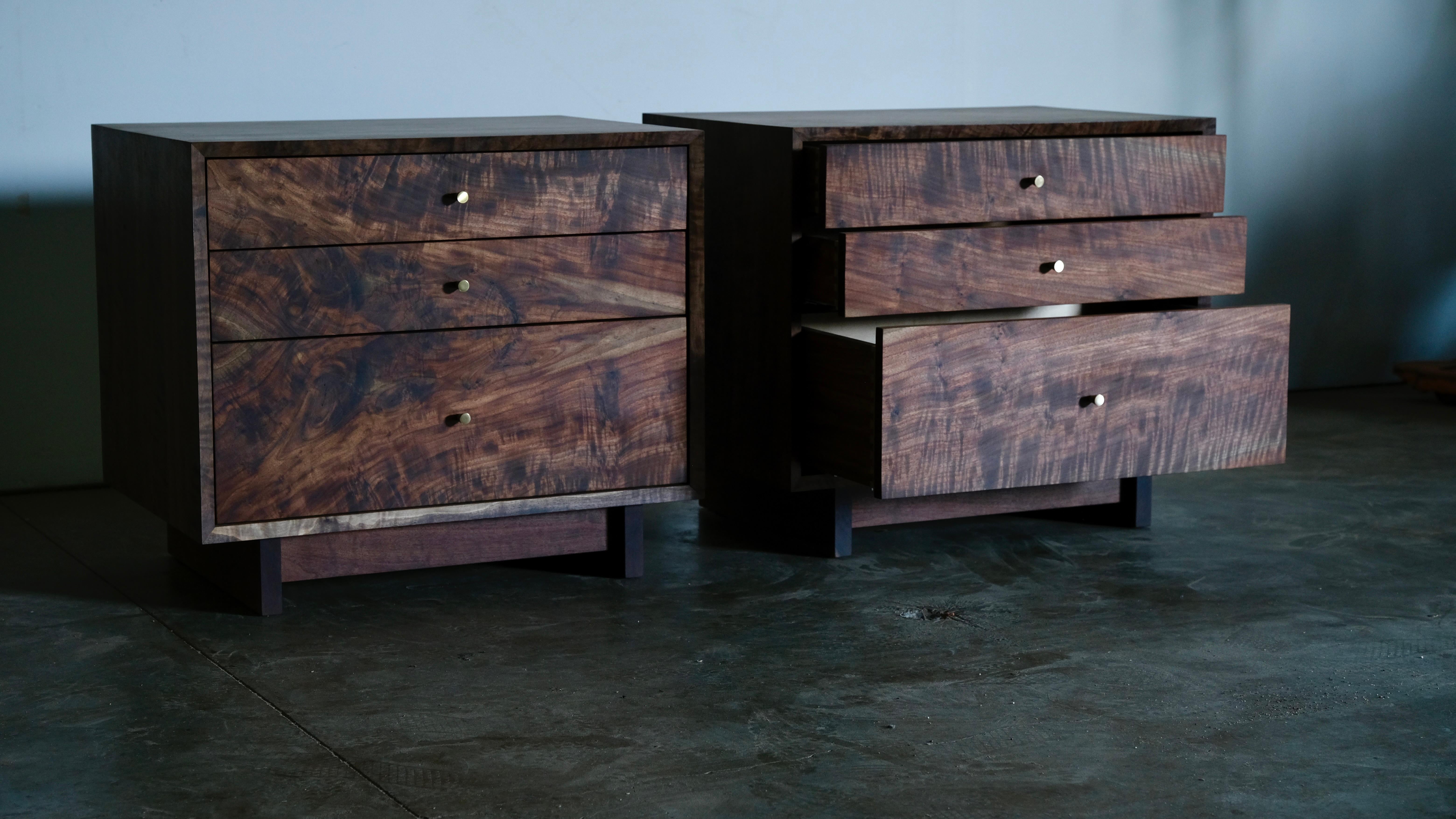 Moderner Nachttisch aus gemasertem Nussbaumholz, Mid-Century Modern, 3 große Schubladen  im Angebot 1