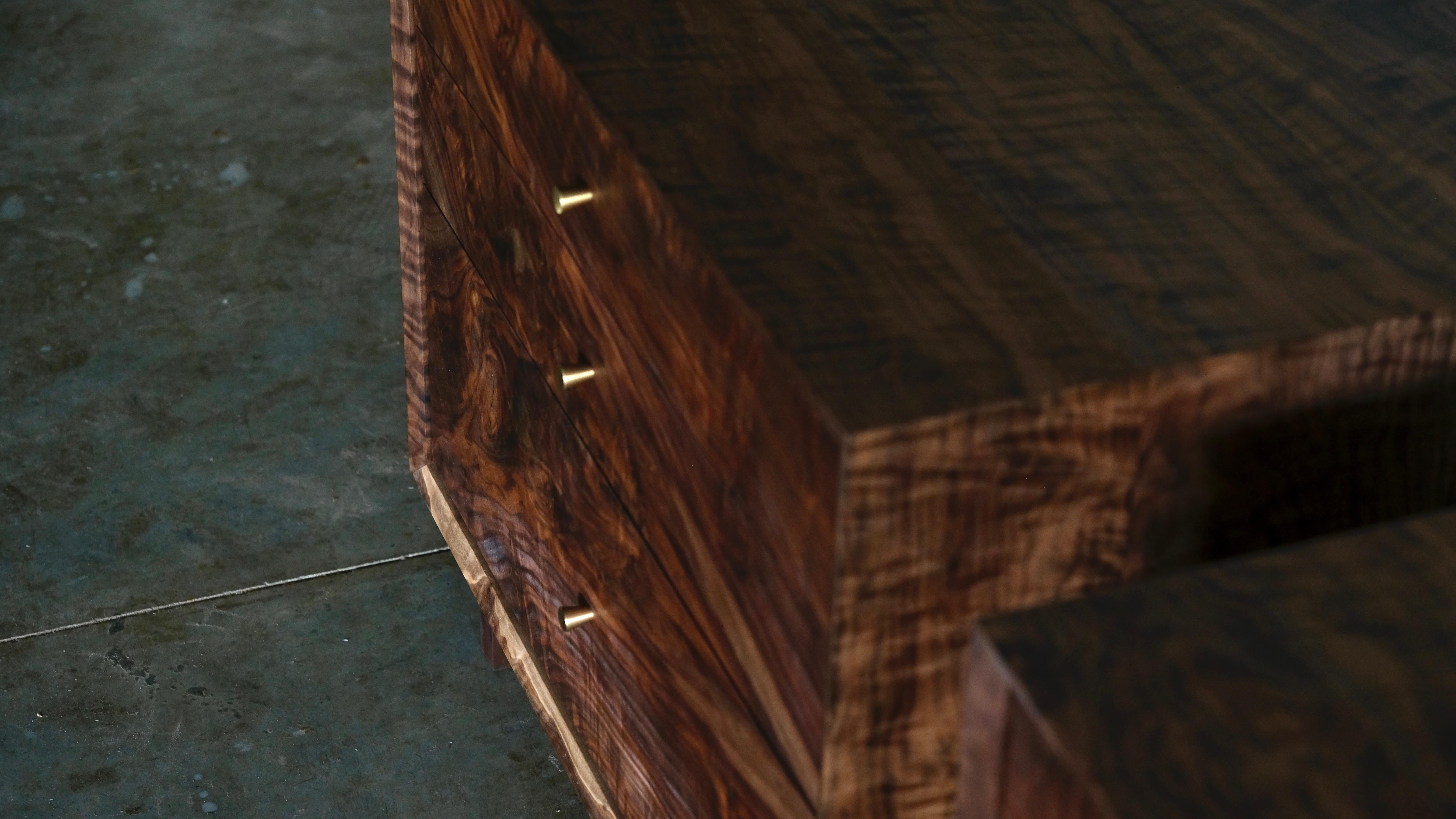 Moderner Nachttisch aus gemasertem Nussbaumholz, Mid-Century Modern, 3 große Schubladen  im Angebot 4