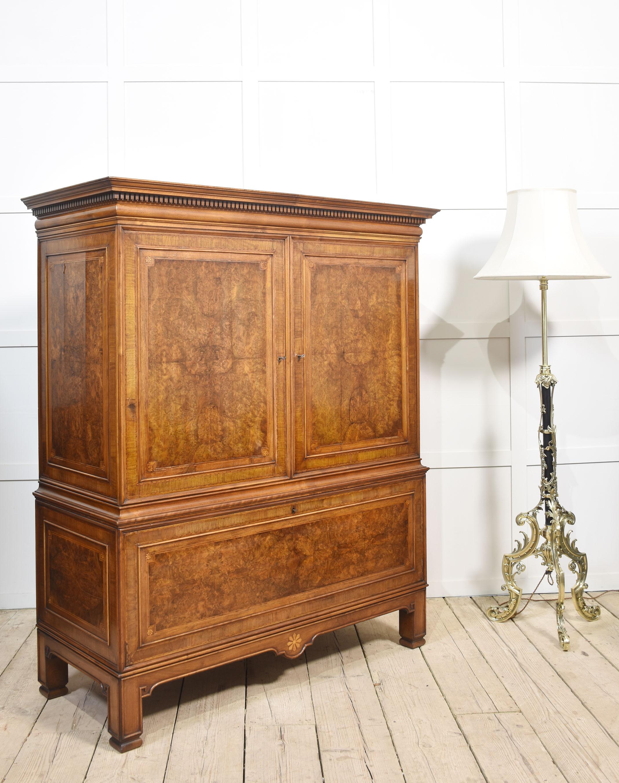 Armoire de presse en noyer sculpté en vente 4