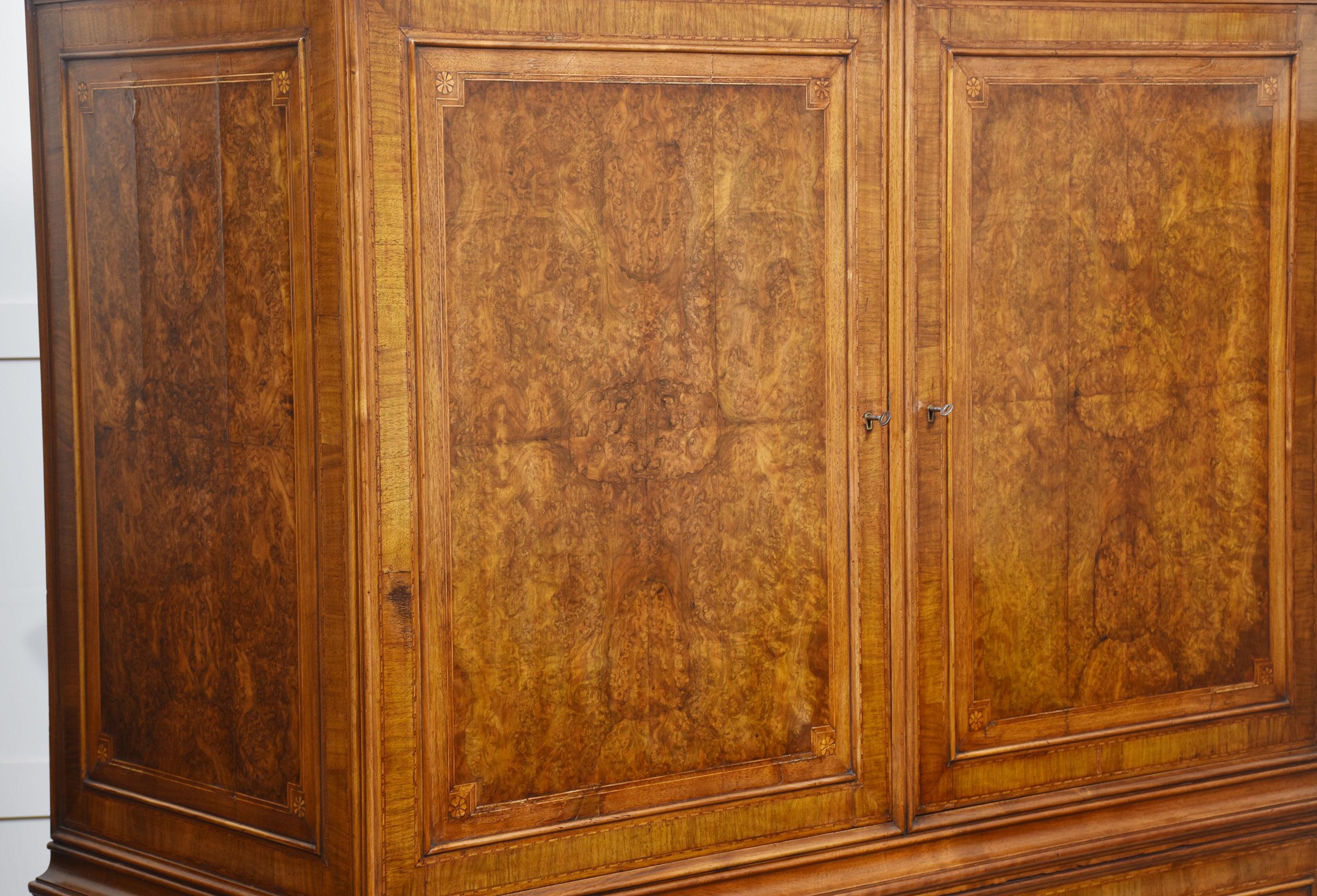 Armoire de presse en noyer sculpté en vente 5