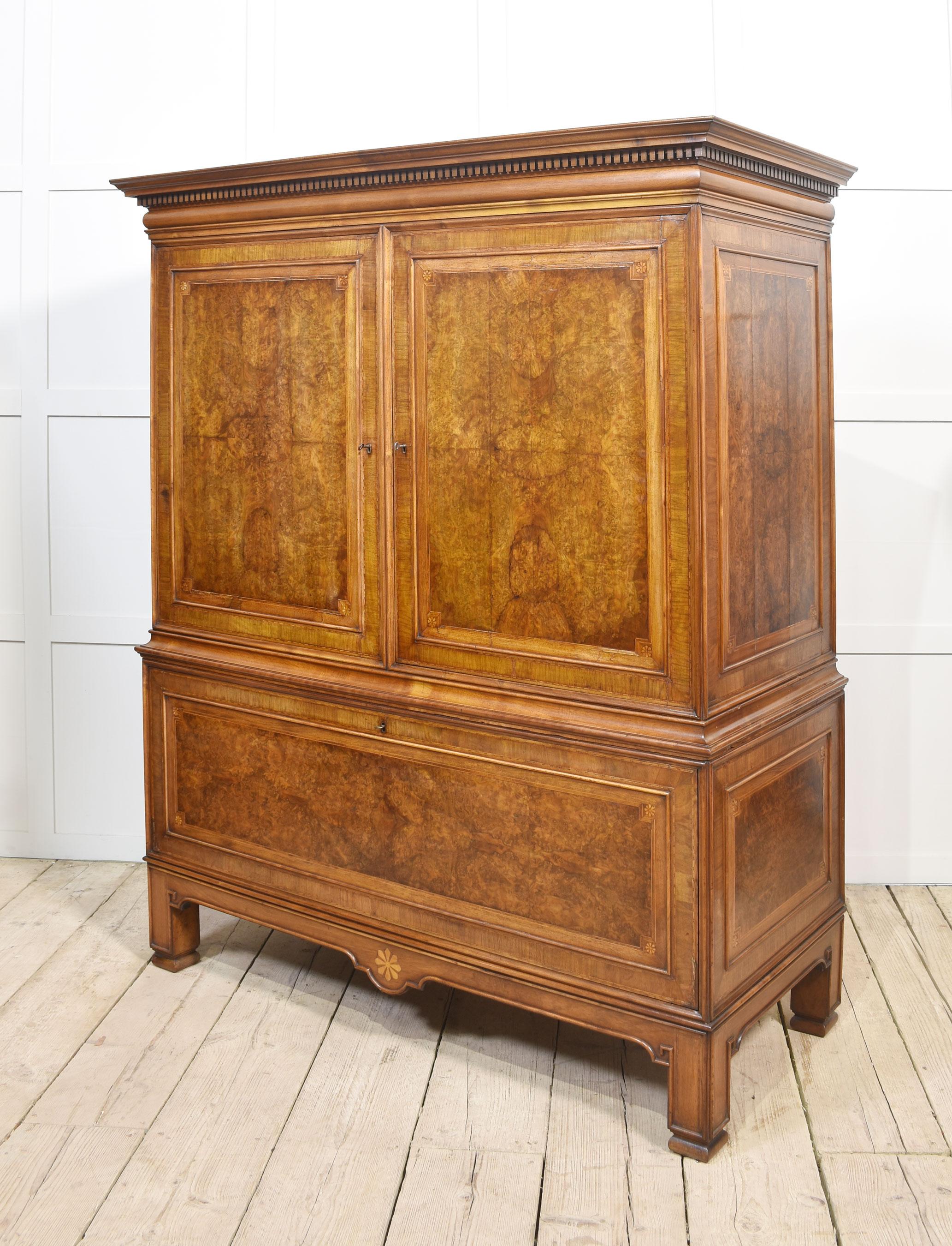 Armoire de presse en noyer sculpté en vente 6