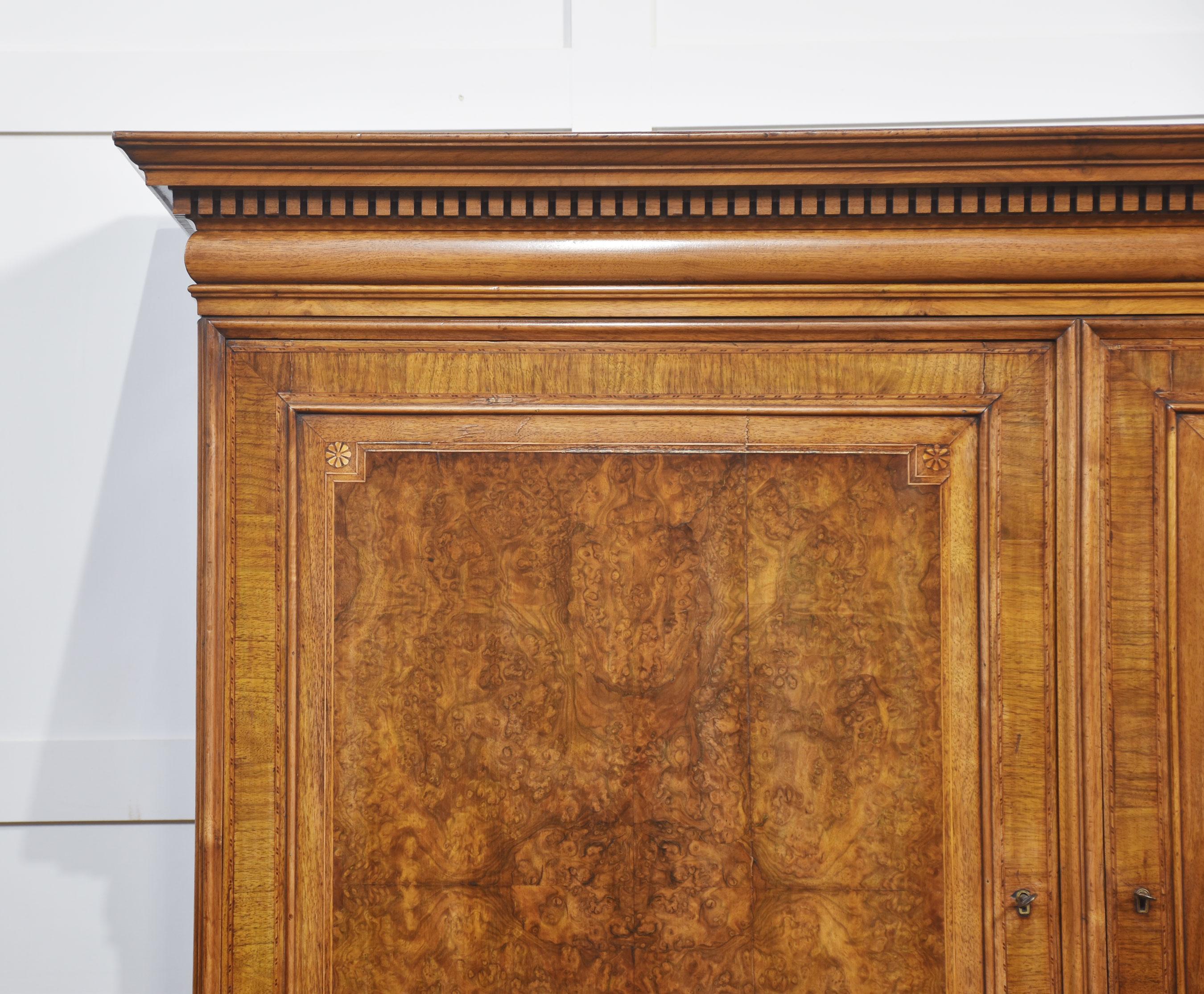 Britannique Armoire de presse en noyer sculpté en vente