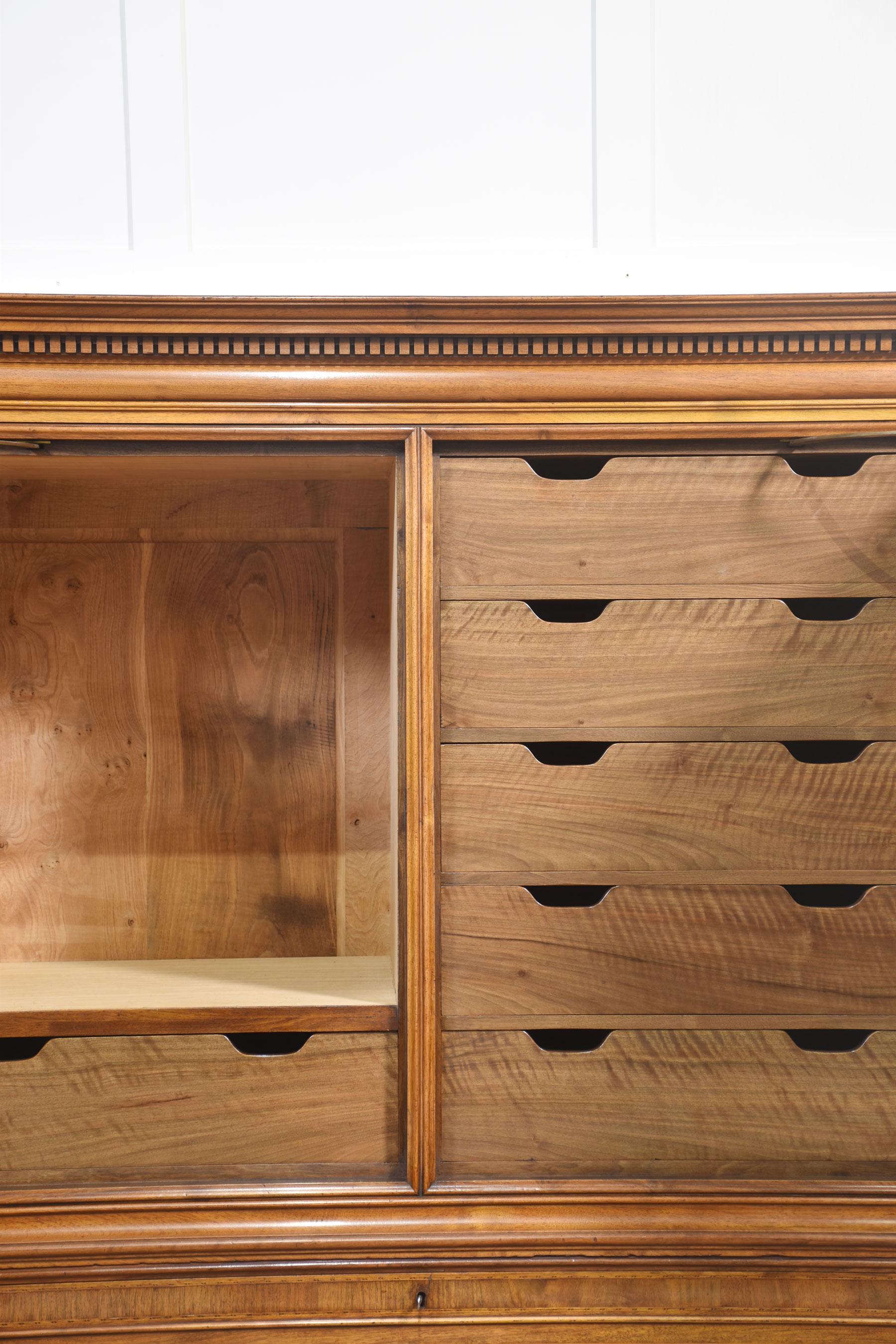 20ième siècle Armoire de presse en noyer sculpté en vente