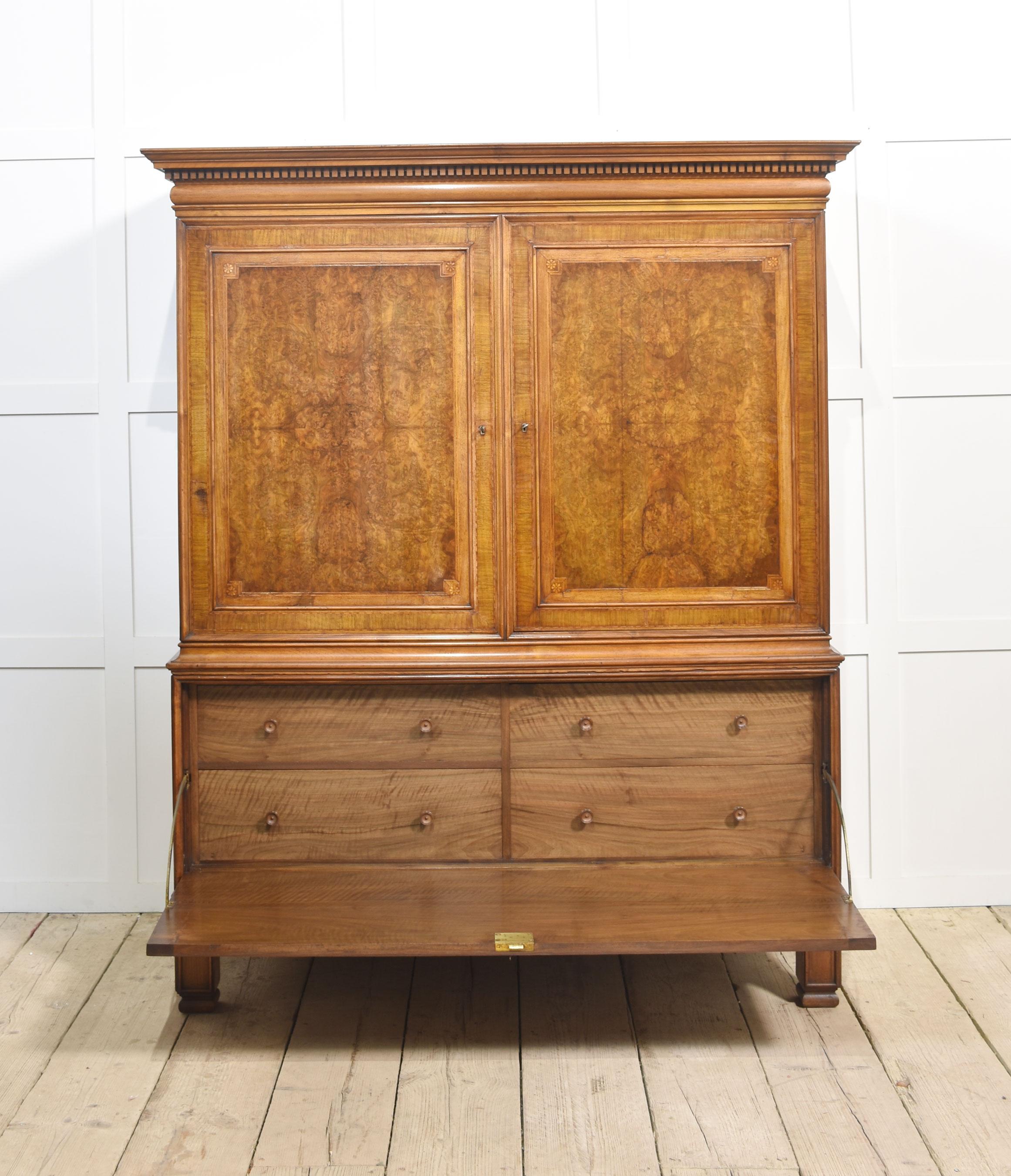 Noyer Armoire de presse en noyer sculpté en vente