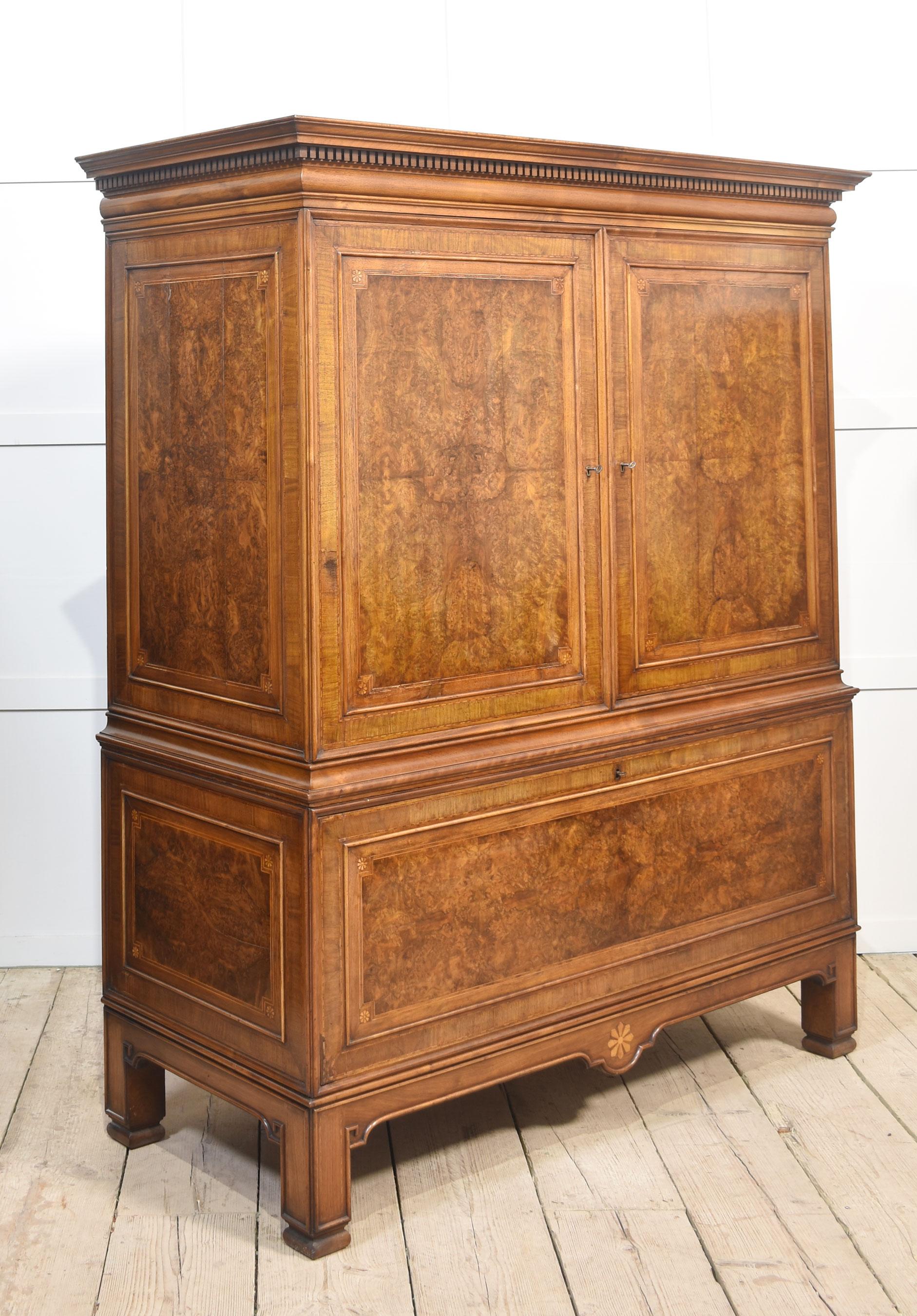 Armoire de presse en noyer sculpté en vente 1
