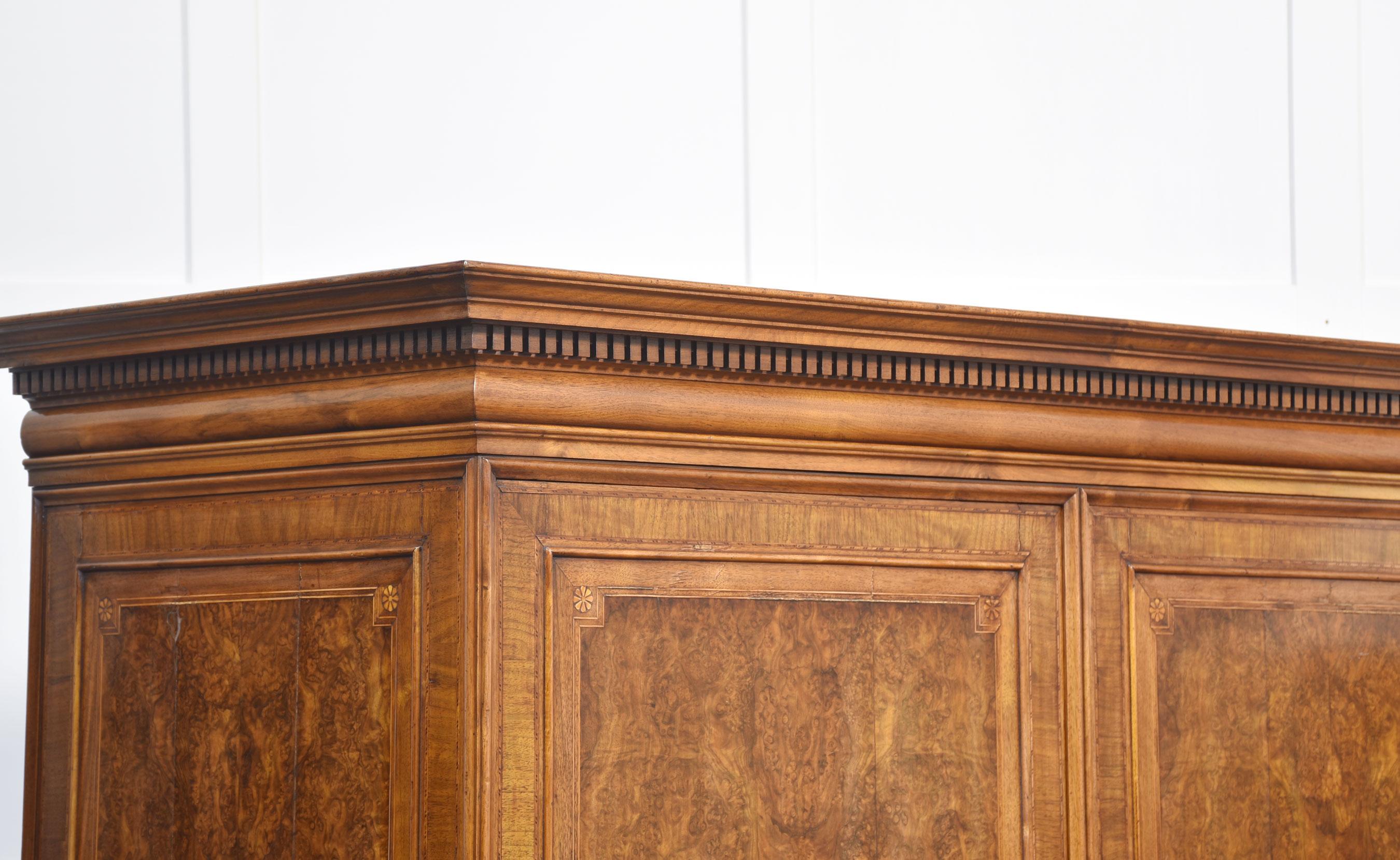 Armoire de presse en noyer sculpté en vente 2