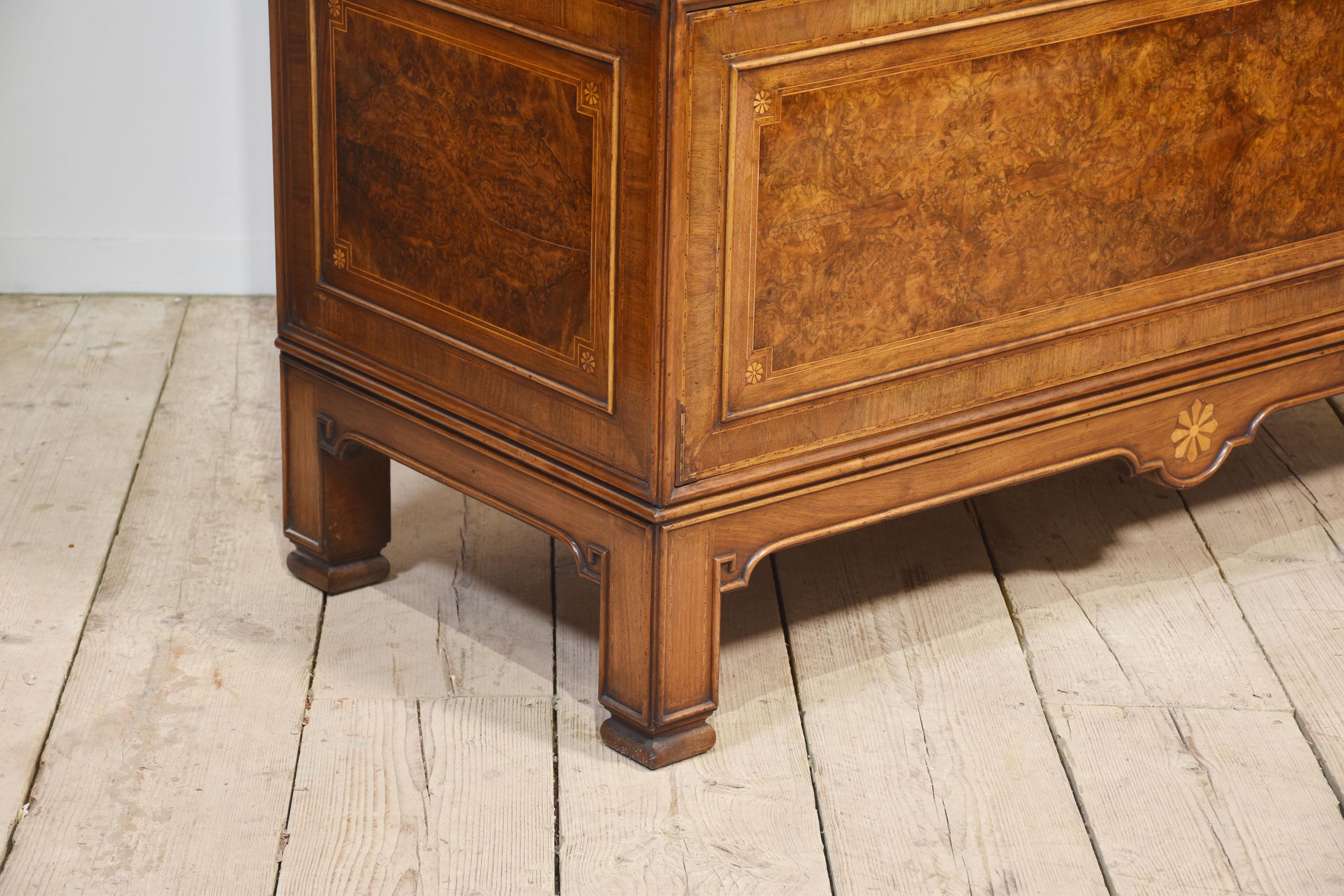 Armoire de presse en noyer sculpté en vente 3