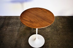 Tavolino Tulip di Saarinen in noce figurato per Knoll International, inizio anni '60