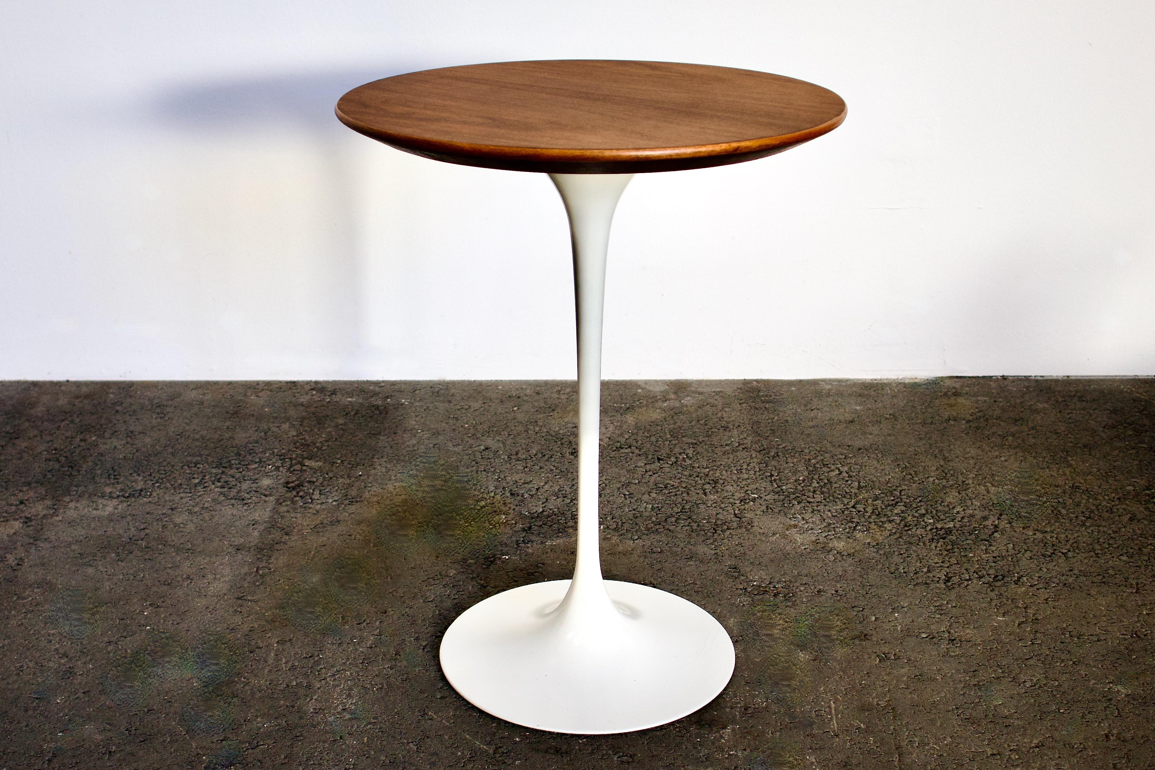 Mid-Century Modern Figured Walnut Saarinen Tulip Side Table for Knoll International, Early 1960s For Sale
