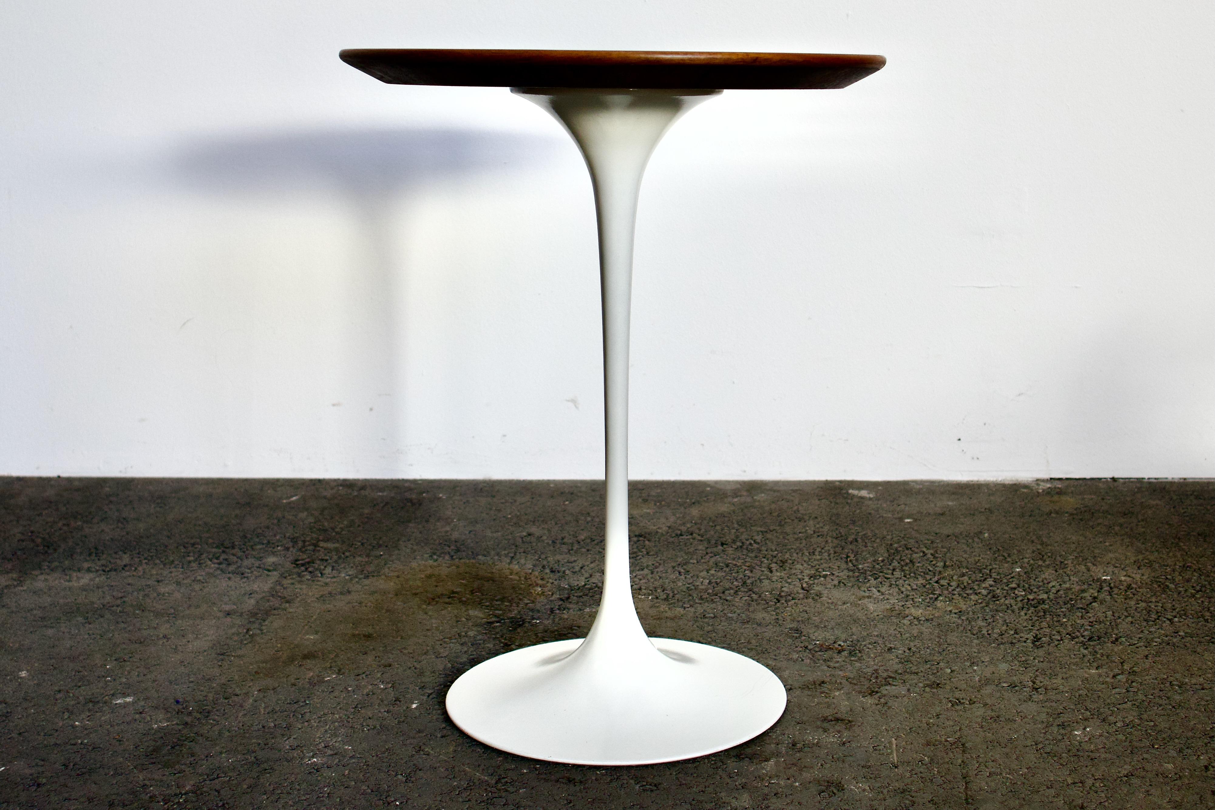 German Figured Walnut Saarinen Tulip Side Table for Knoll International, Early 1960s For Sale